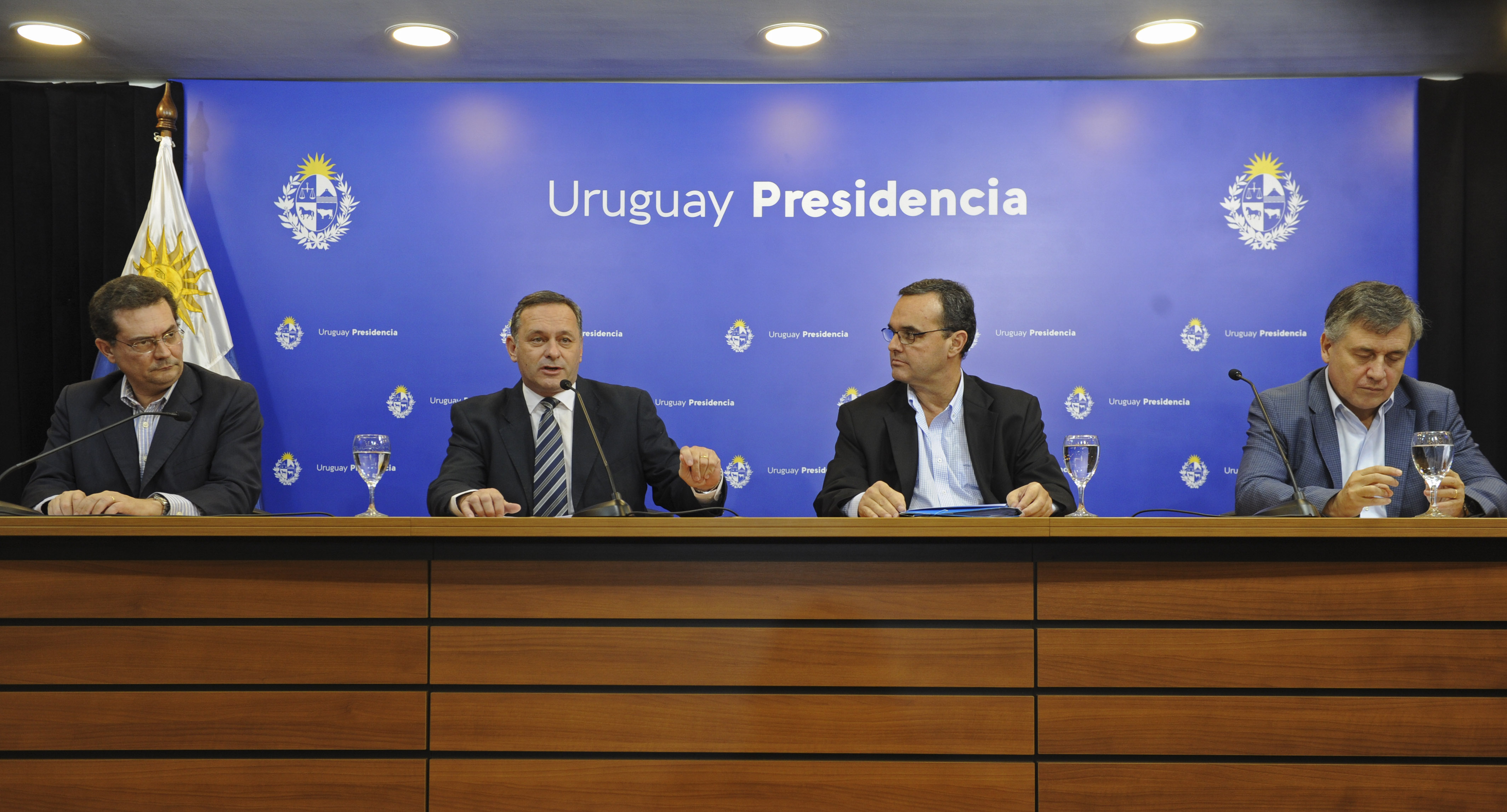 Secretario de Presidencia, Álvaro Delgado, encabezó conferencia, junto a prosecretario, Rodrigo Ferrés, y ministros Pablo Bartol y Omar Paganini
