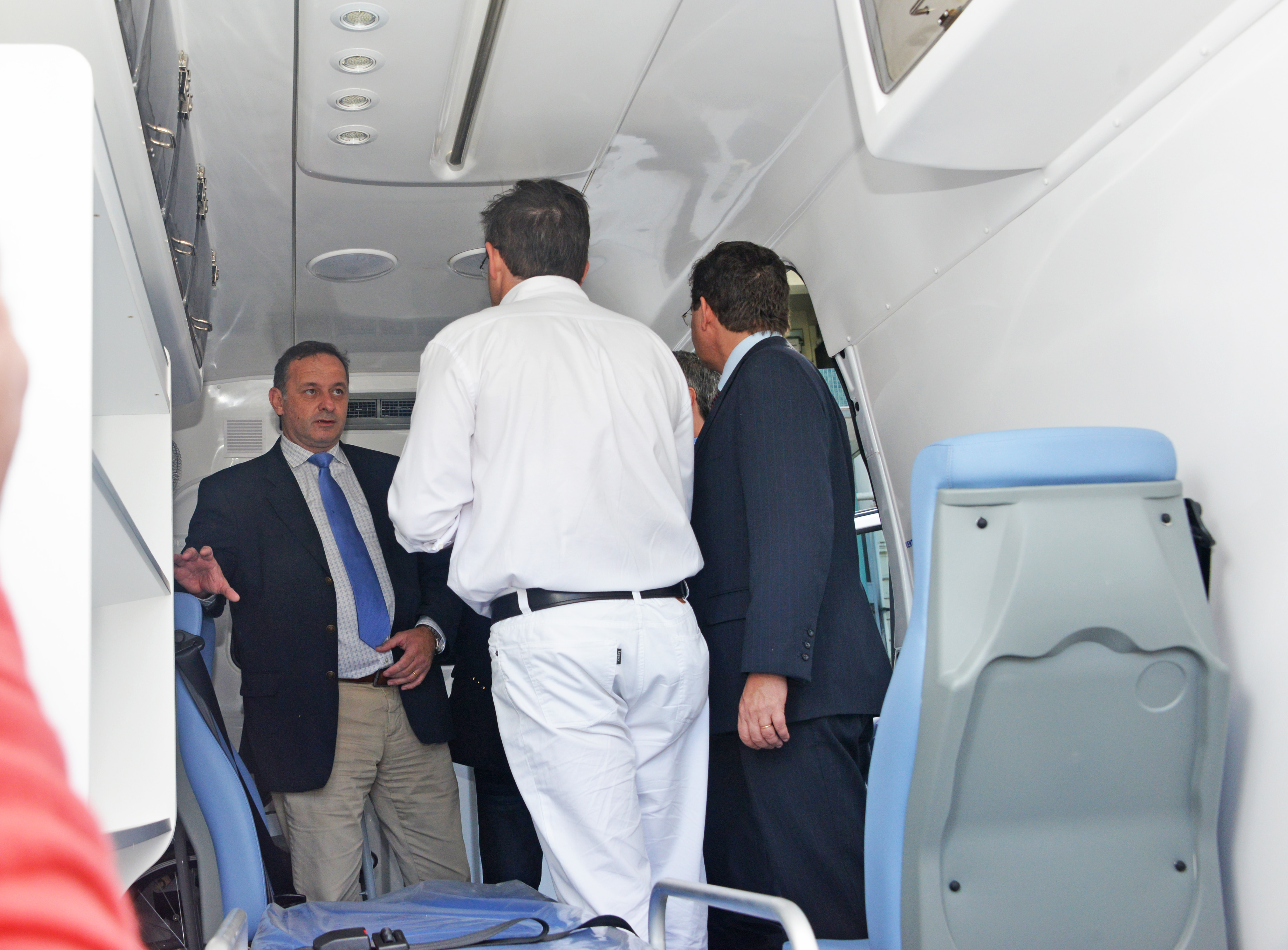 Secretario y subsecretario de Presidencia, Álvaro Delgado y Rodrigo Ferrés, reciben primera de 15 ambulancias donadas por grupo de empresarios