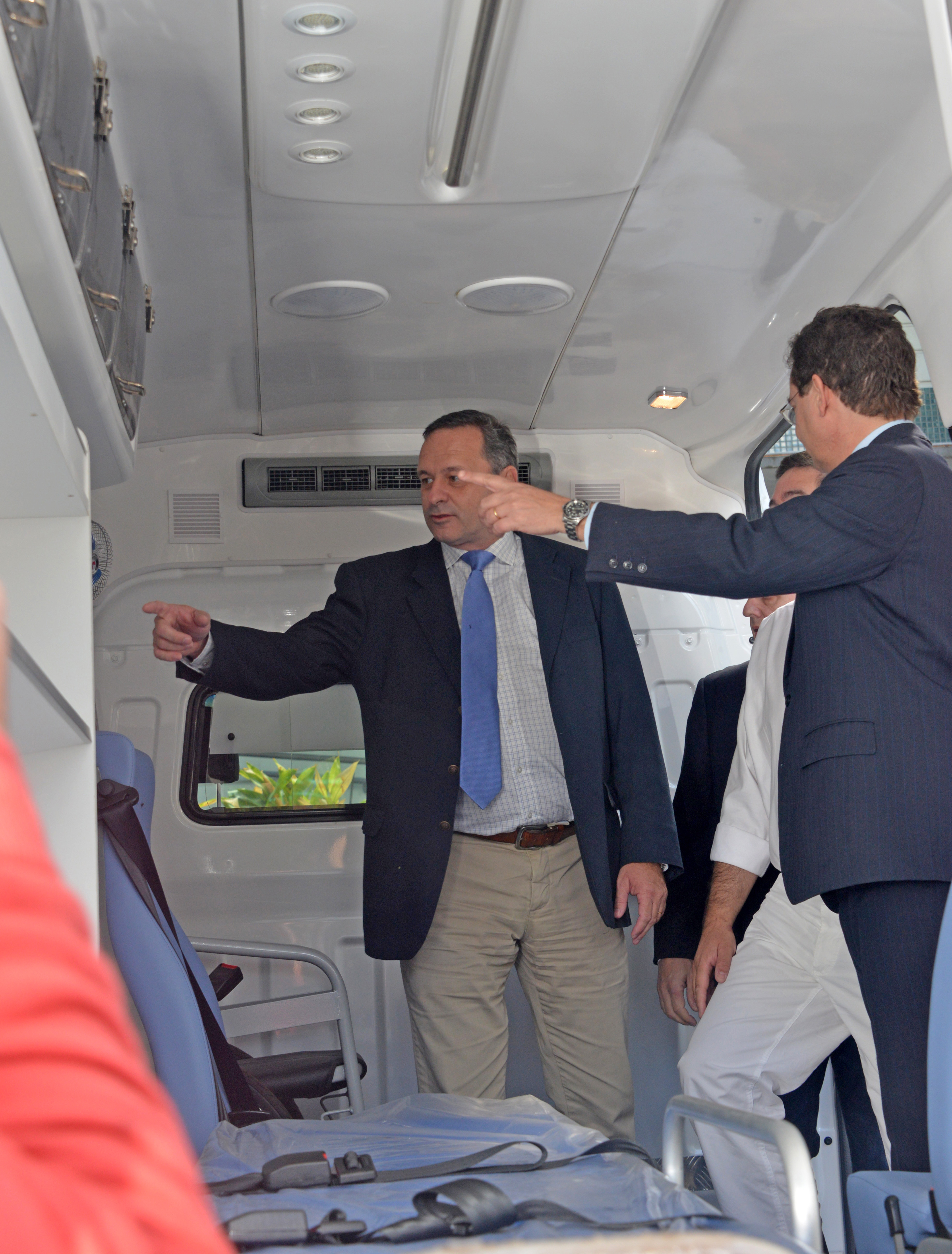 Secretario y subsecretario de Presidencia, Álvaro Delgado y Rodrigo Ferrés, reciben primera de 15 ambulancias donadas por grupo de empresarios