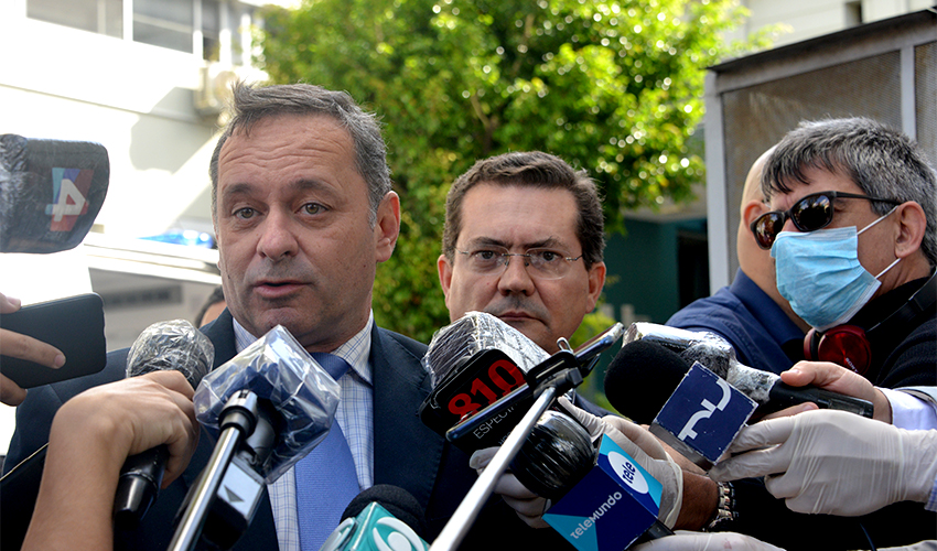 Secretario y subsecretario de Presidencia, Álvaro Delgado y Rodrigo Ferrés, dialogan con la prensa