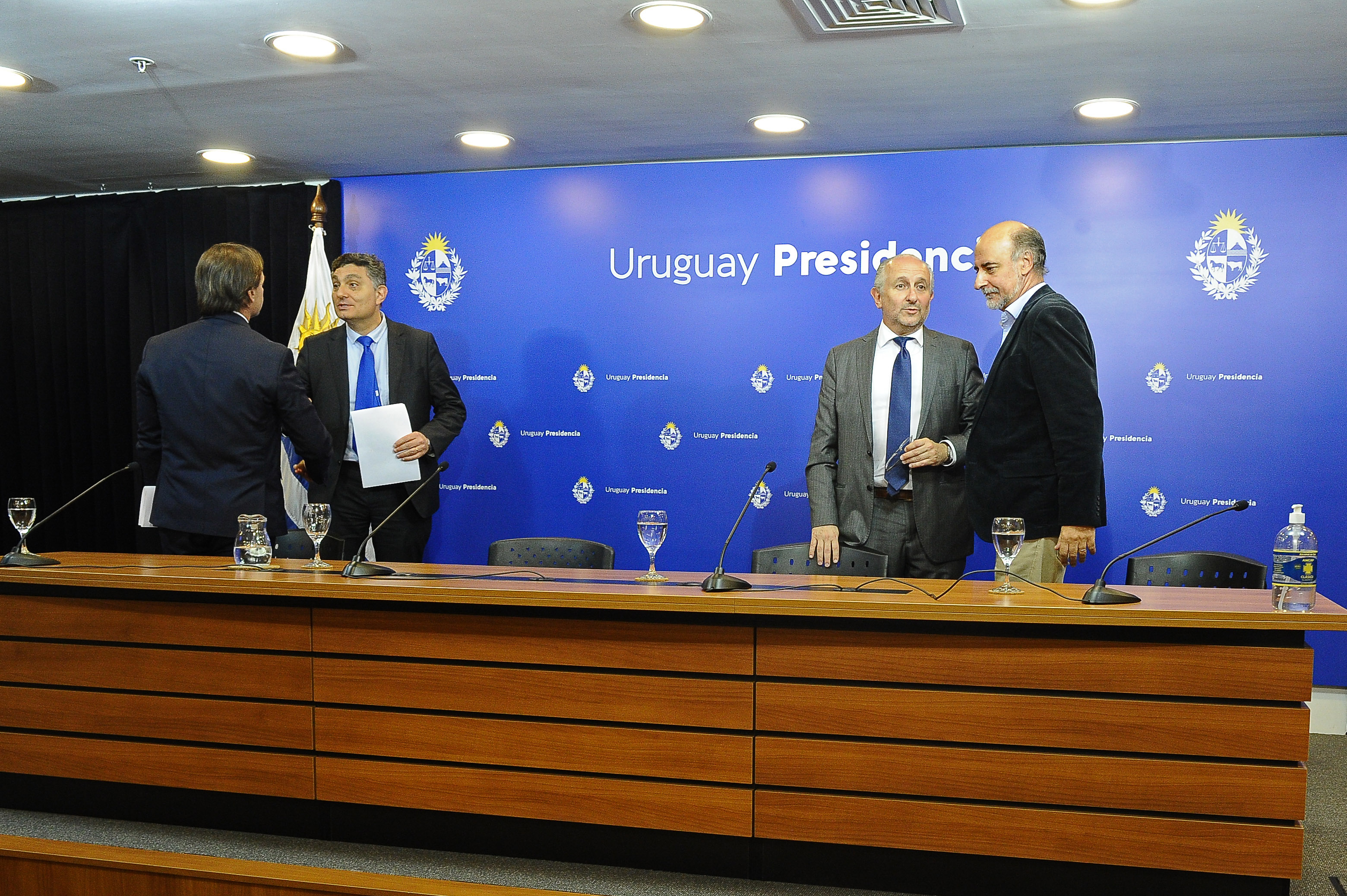 Autoridades al finalizar la conferencia de prensa en Torre Ejecutiva