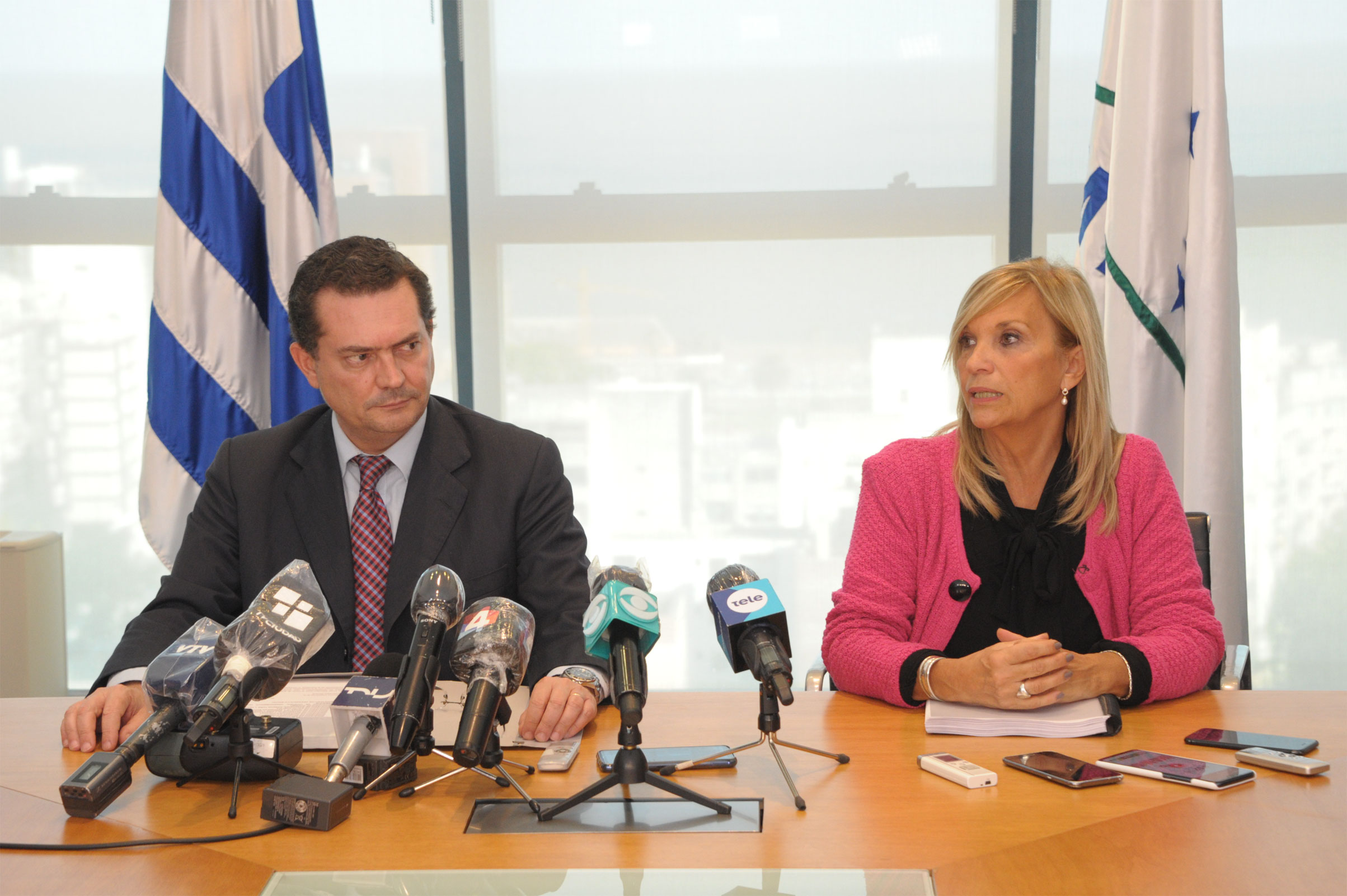Vicepresidenta, Beatriz Argimón y prosecretario Rodrigo Ferrés en conferencia de prensa en Torre Ejecutiva