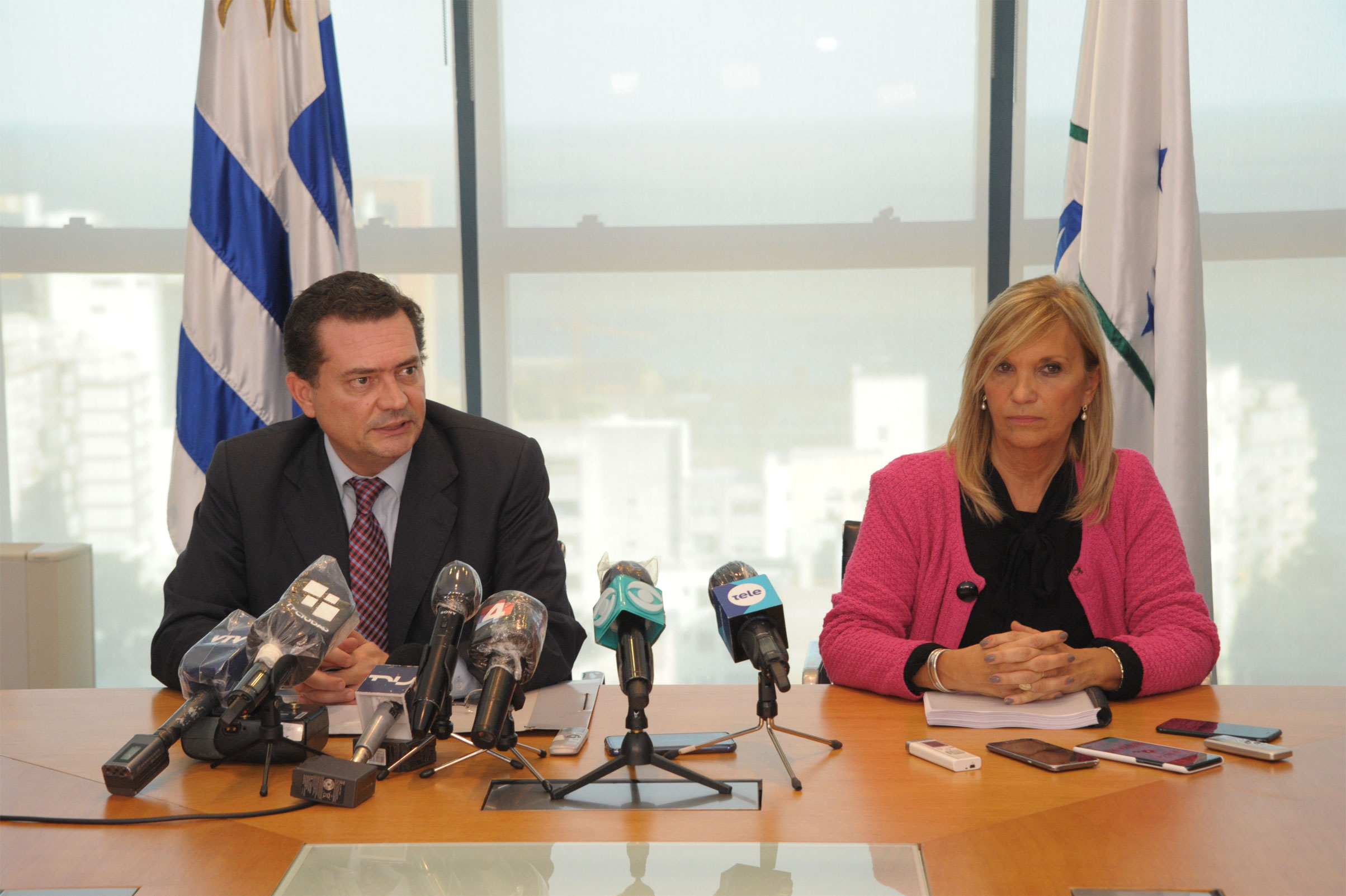 Vicepresidenta Beatriz Argimón, y prosecretario, Rodrigo Ferrés, en conferencia de prensa en Torre Ejecutiva