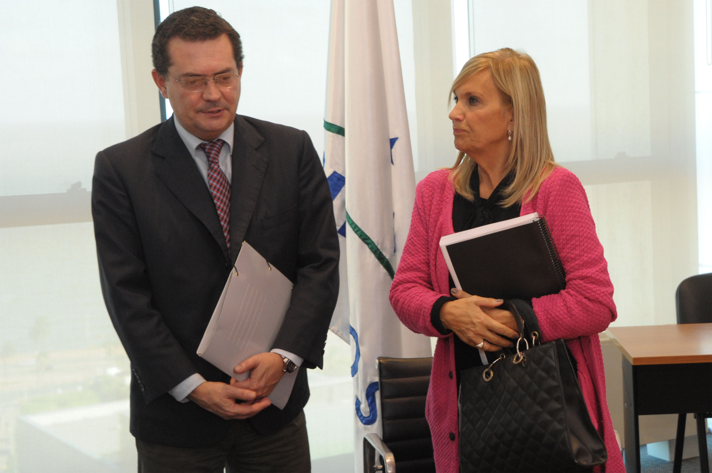Vicepresidenta, Beatriz Argimón, y prosecretario, Rodrigo Ferrés, al finalizar la conferencia de prensa en Torre Ejecutiva