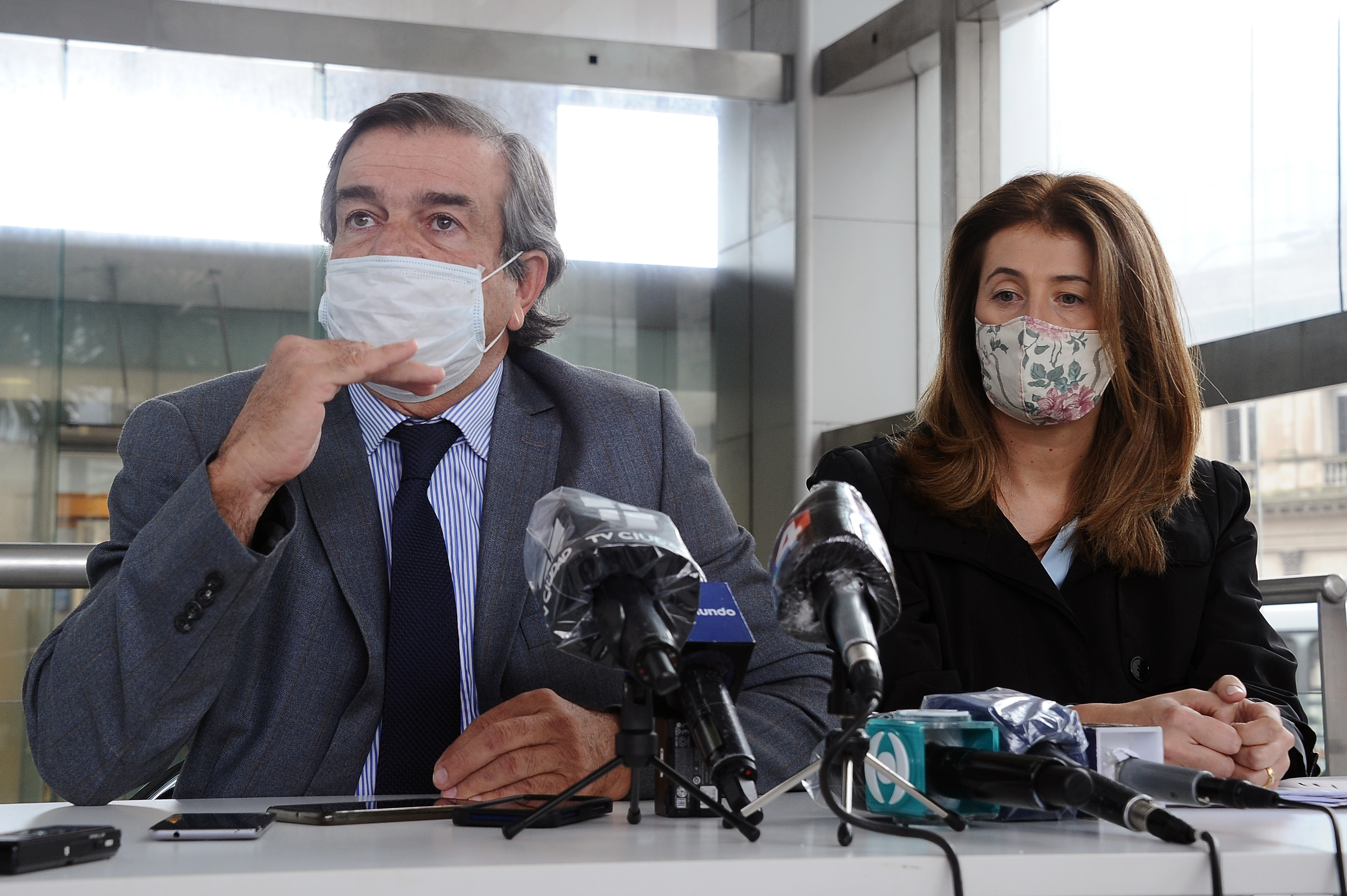 Ministro de Ganadería, Carlos María Uriarte, junto a directora general de la cartera, Fernanda Maldonado, en conferencia de prensa