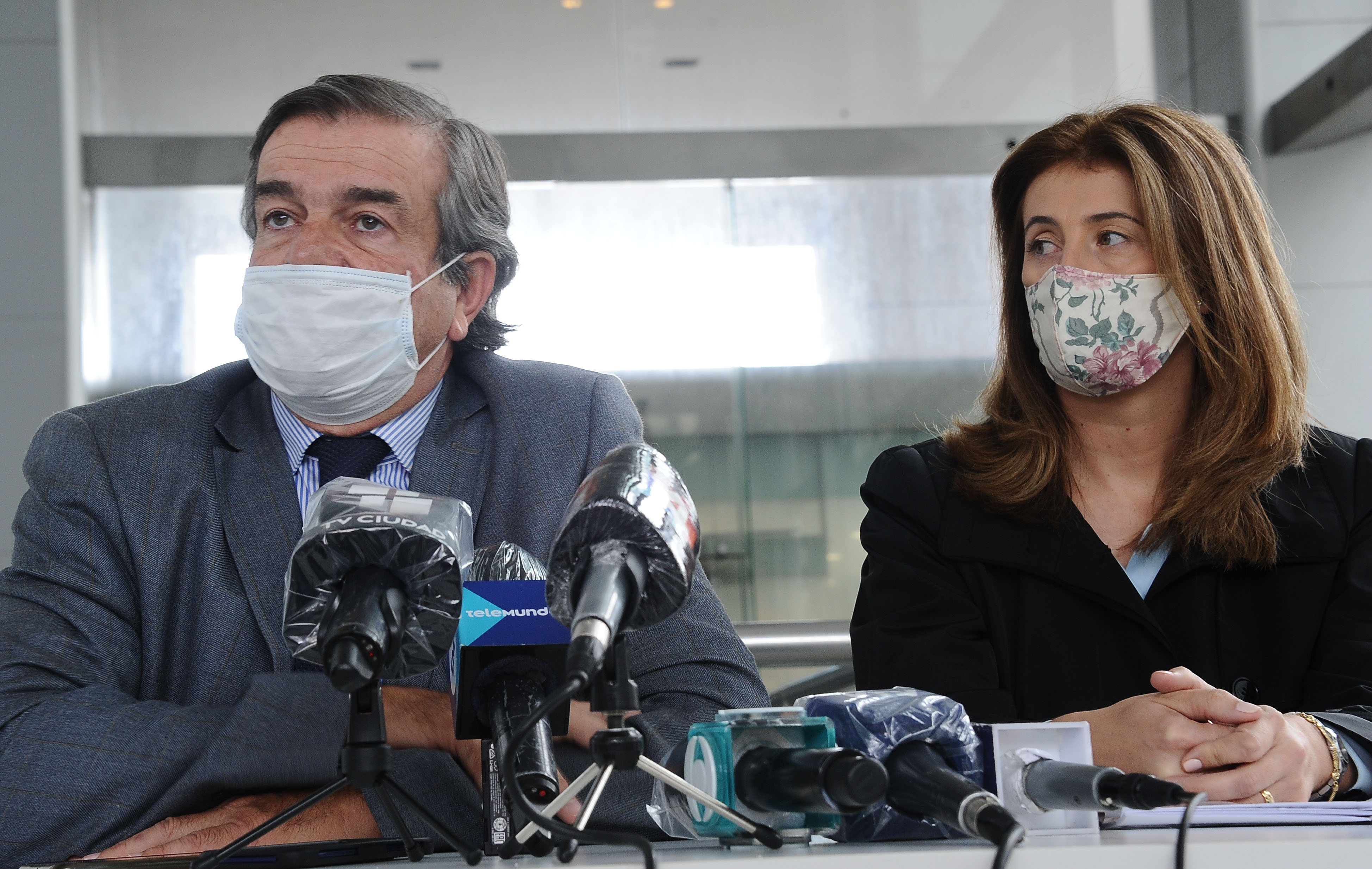 Ministro de Ganadería, Carlos María Uriarte, junto a directora general de la cartera, Fernanda Maldonado, en conferencia de prensa