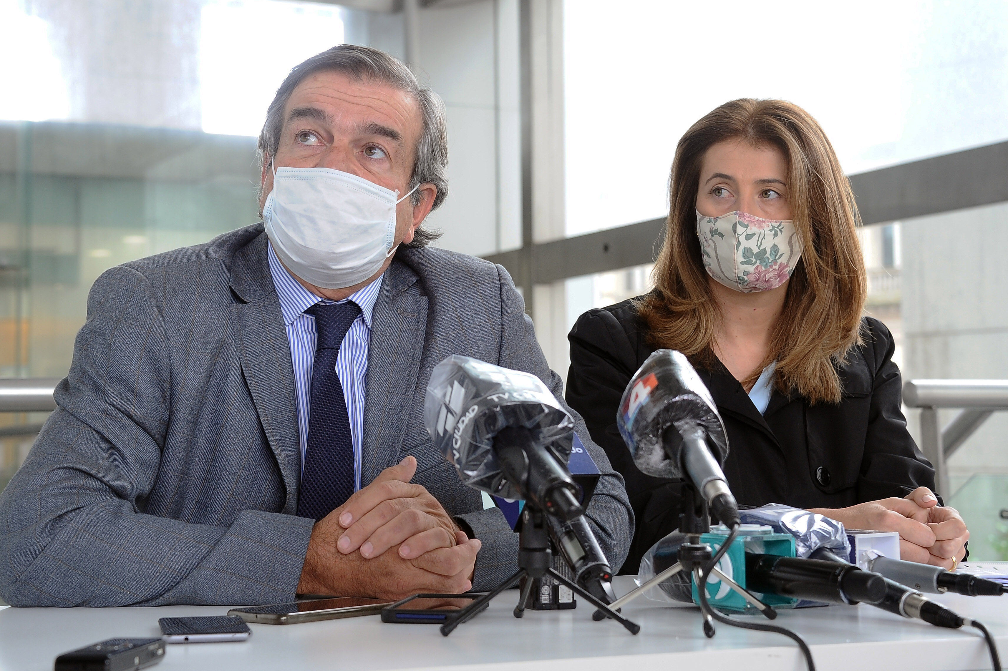 Ministro de Ganadería, Carlos María Uriarte, junto a directora general de la cartera, Fernanda Maldonado, en conferencia de prensa