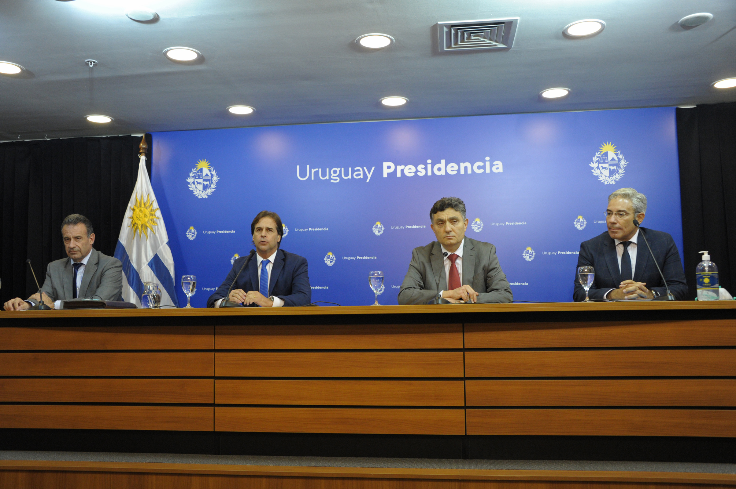 Presidente, Luis Lacalle Pou, junto a ministro de Salud Pública, Daniel Salinas, director de OPP, Isaac Alfie, y presidente de ANEP, Robert Silva