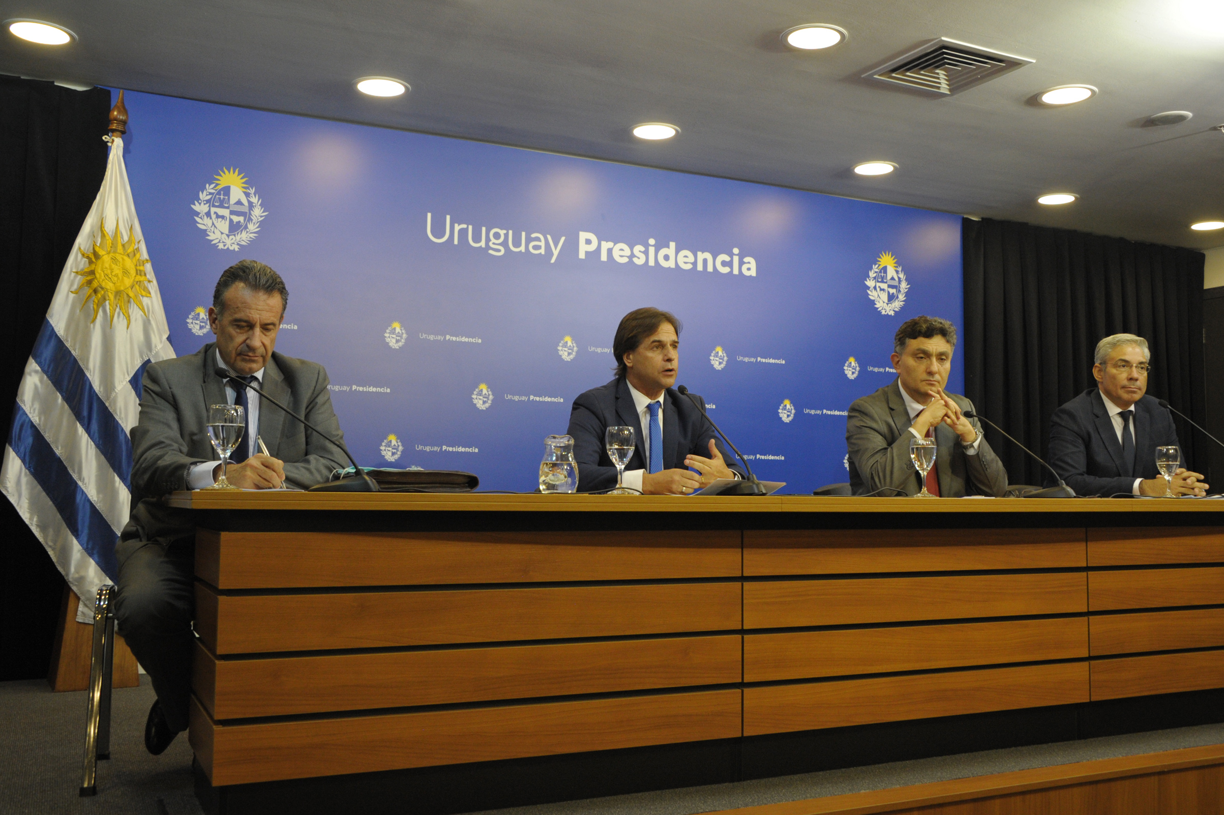 Presidente, Luis Lacalle Pou, junto a ministro de Salud Pública, Daniel Salinas, director de OPP, Isaac Alfie, y presidente de ANEP, Robert Silva