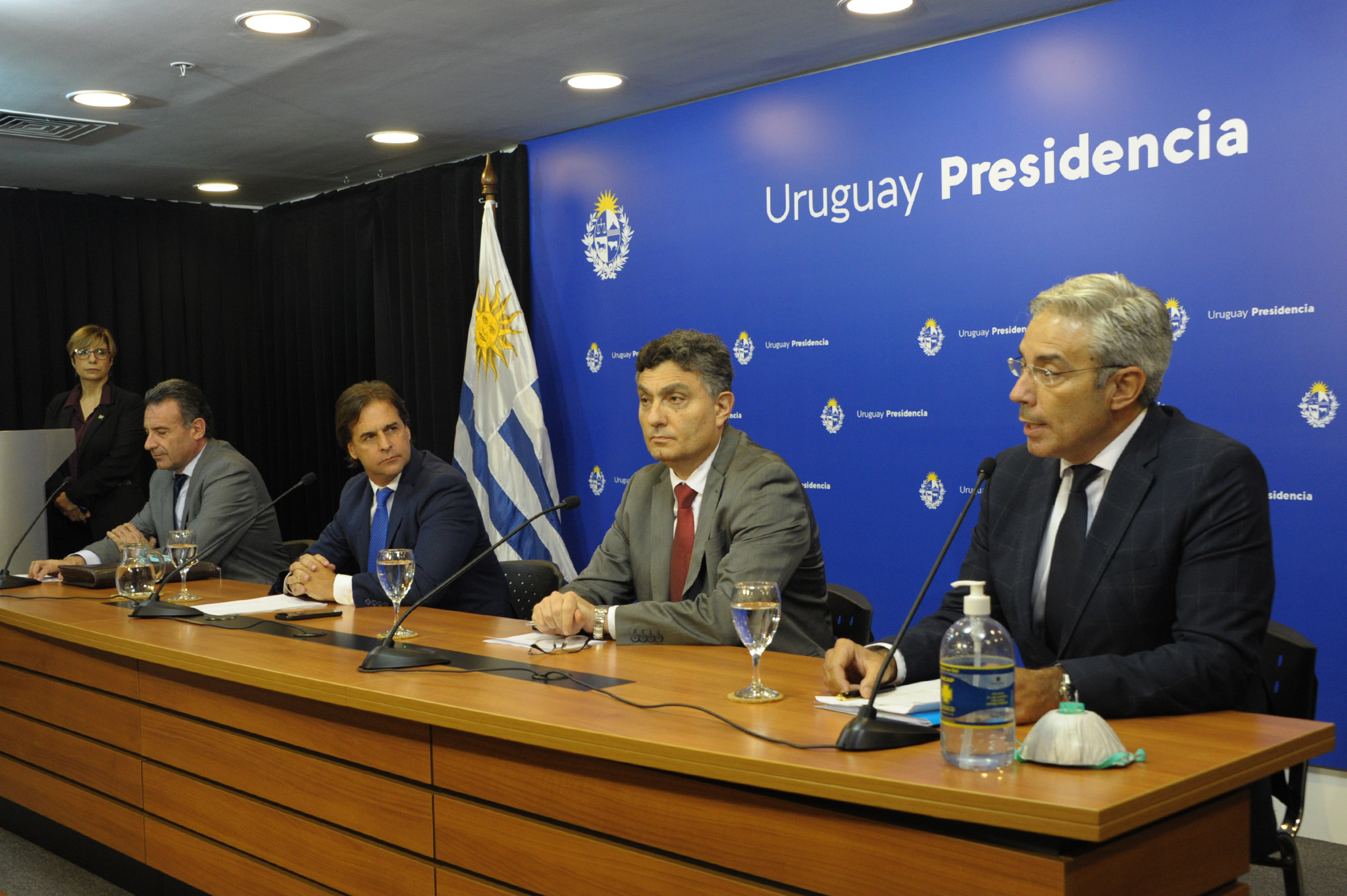 Presidente, Luis Lacalle Pou, junto a ministro de Salud Pública, Daniel Salinas, director de OPP, Isaac Alfie, y presidente de ANEP, Robert Silva