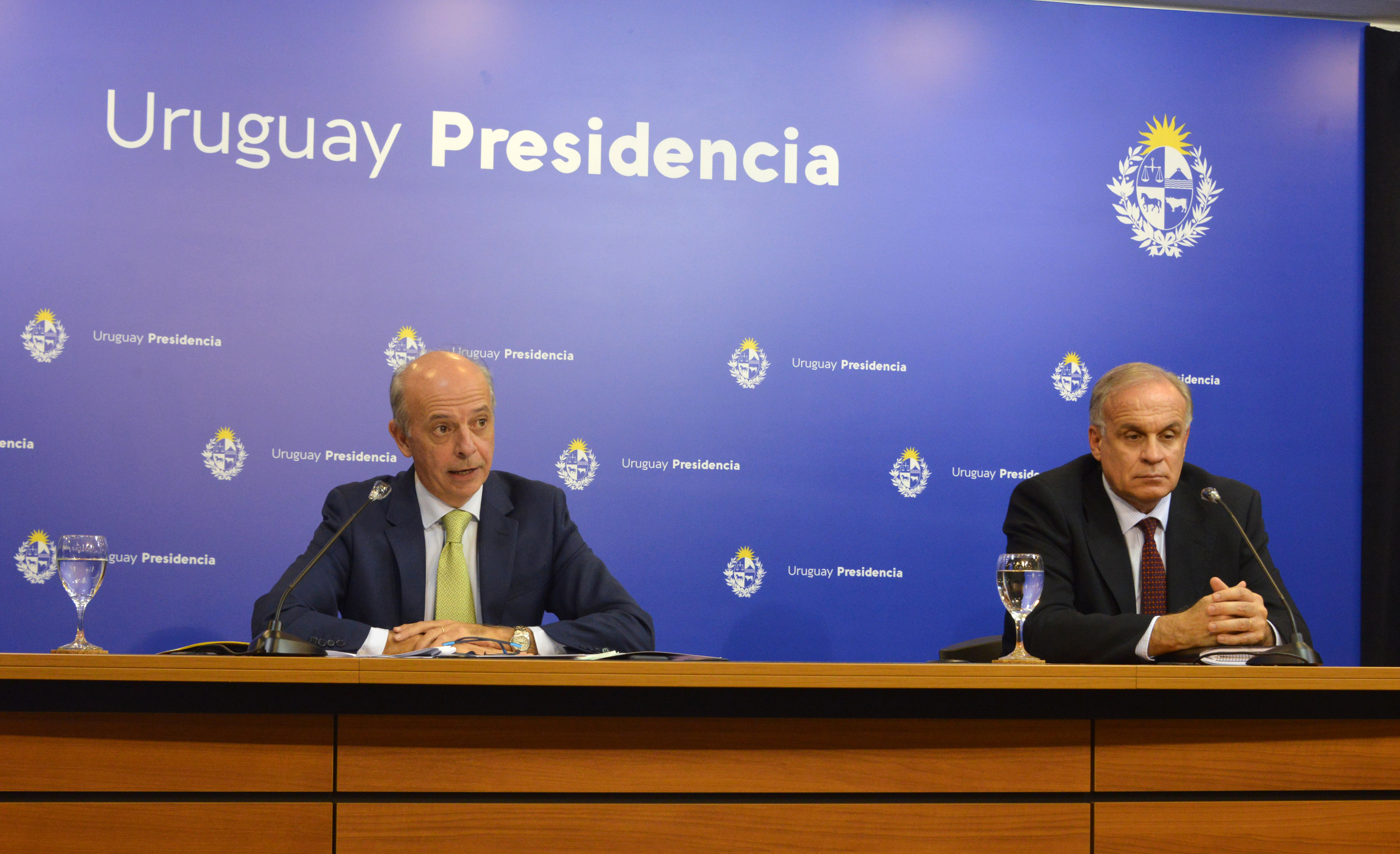 Ministro y subsecretario de Defensa, Javier García y Rivera Elgue, en conferencia de prensa