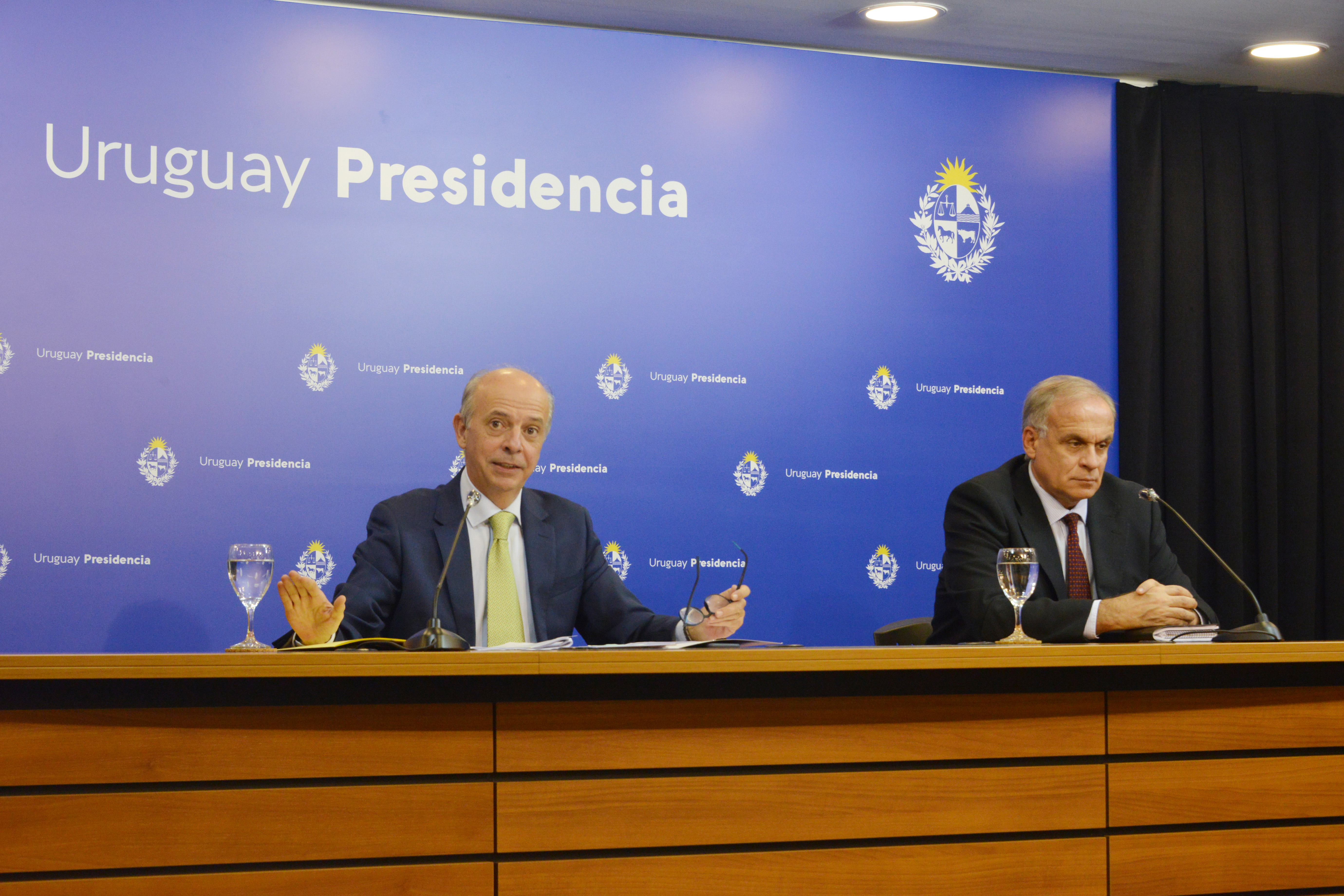 Ministro y subsecretario de Defensa, Javier García y Rivera Elgue, en conferencia de prensa