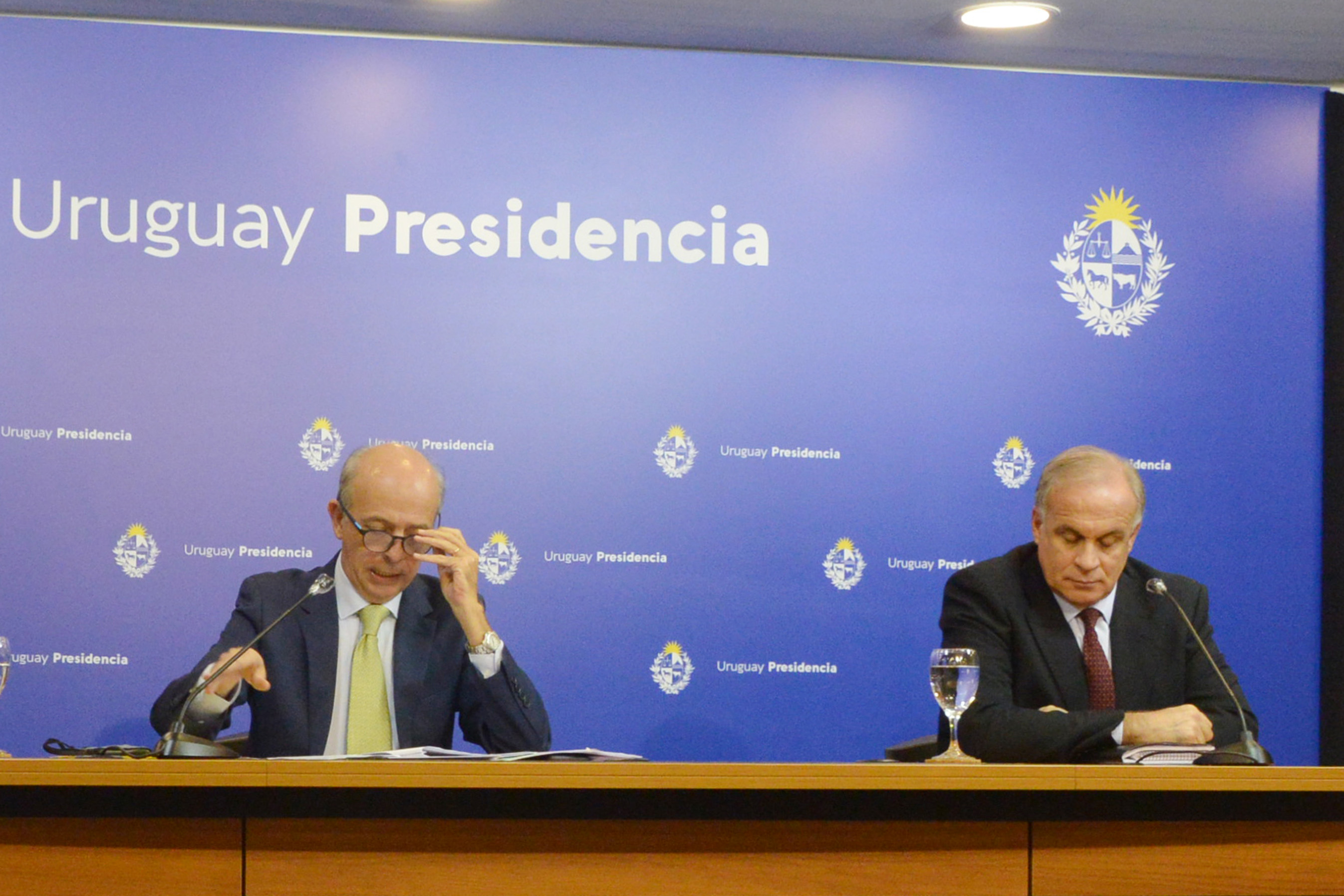 Ministro y subsecretario de Defensa, Javier García y Rivera Elgue, en conferencia de prensa