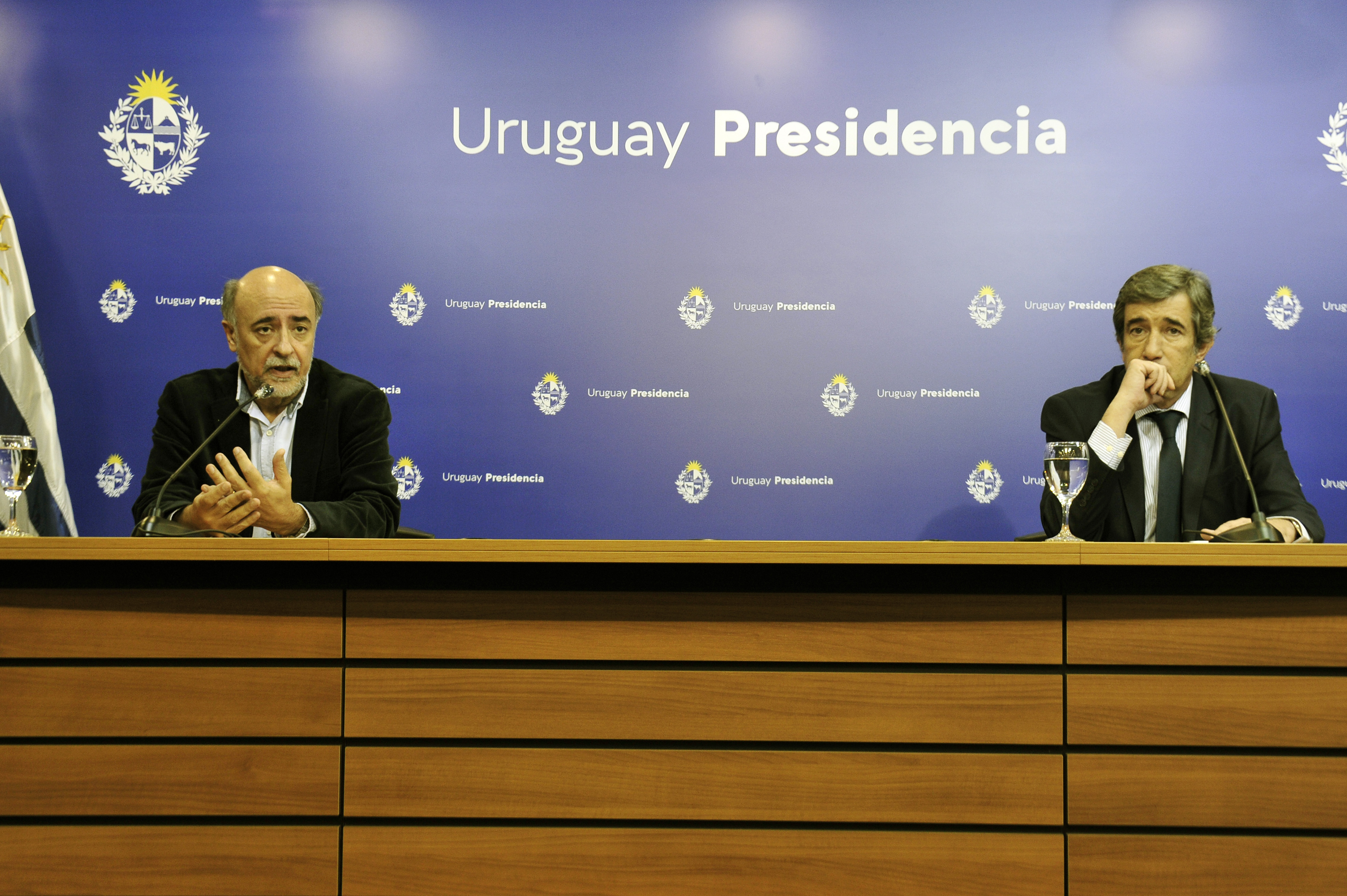 Ministro y subsecretario de Trabajo y Seguridad Social, Pablo Mieres y Mario Arizti, en conferencia de prensa