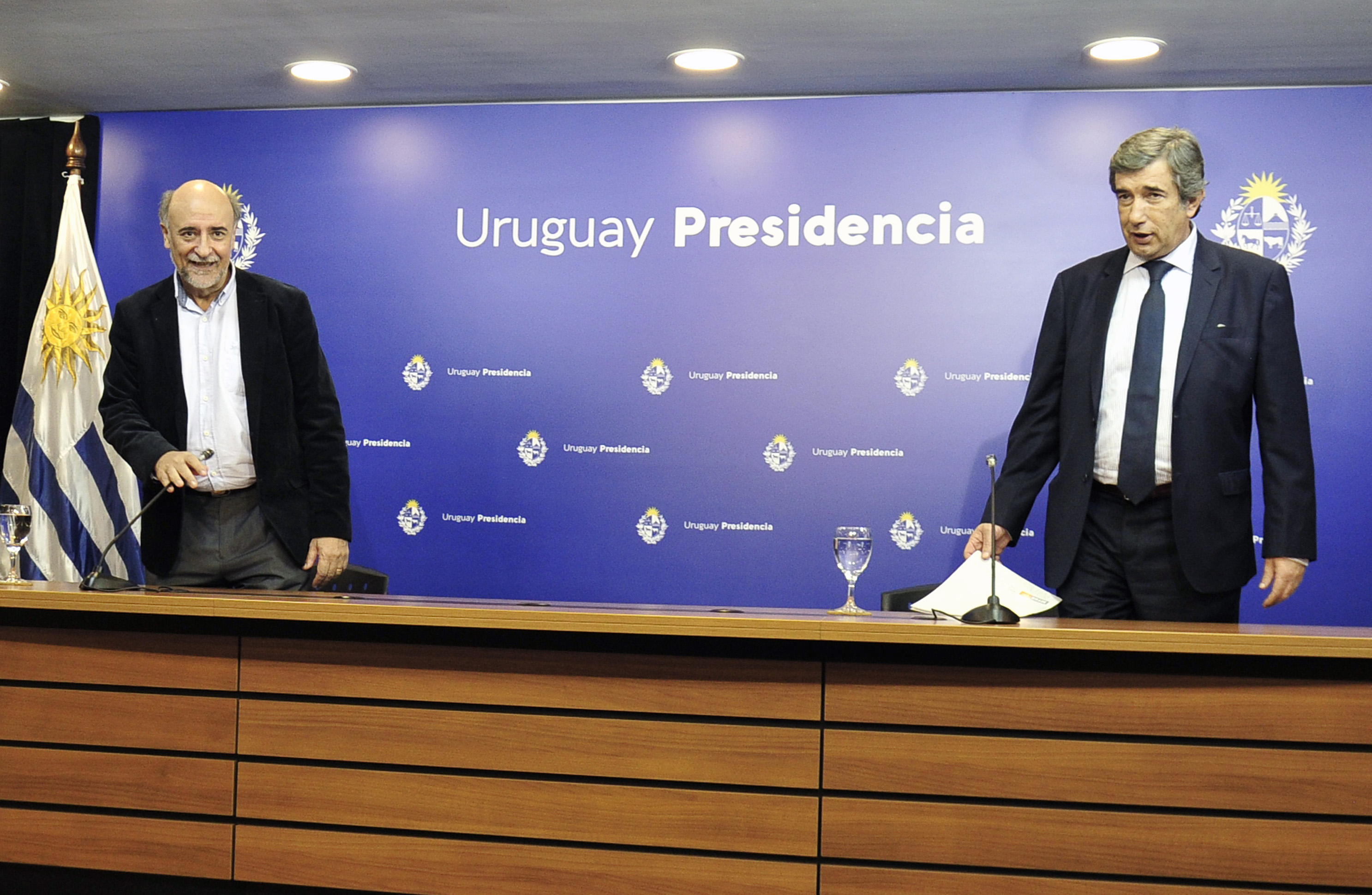 Ministro y subsecretario de Trabajo y Seguridad Social, Pablo Mieres y Mario Arizti, en conferencia de prensa