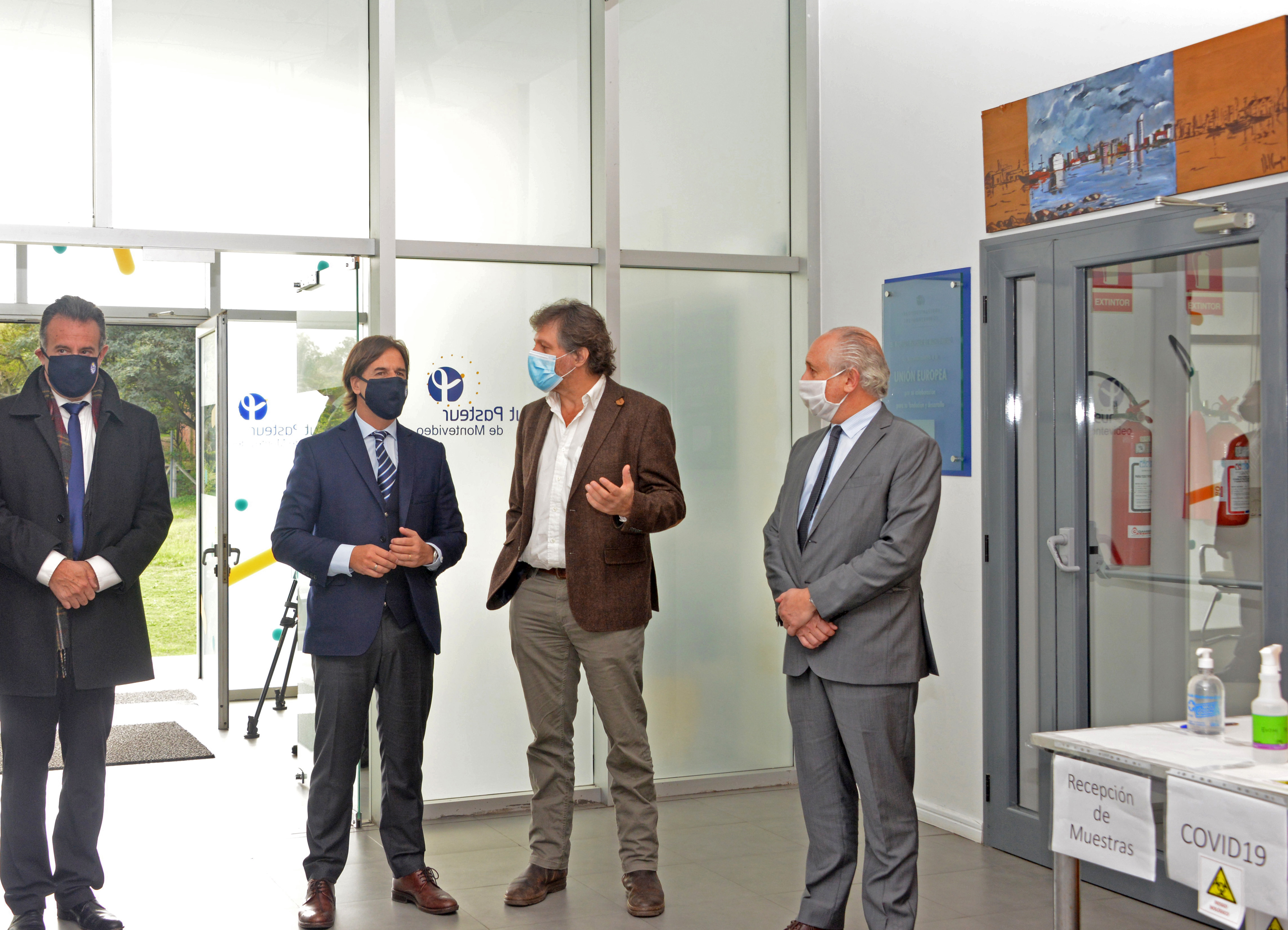 Presidente, Luis Lacalle Pou, visita Instituto Pasteur, donde se presentaron kits de diagnóstico de COVID-19