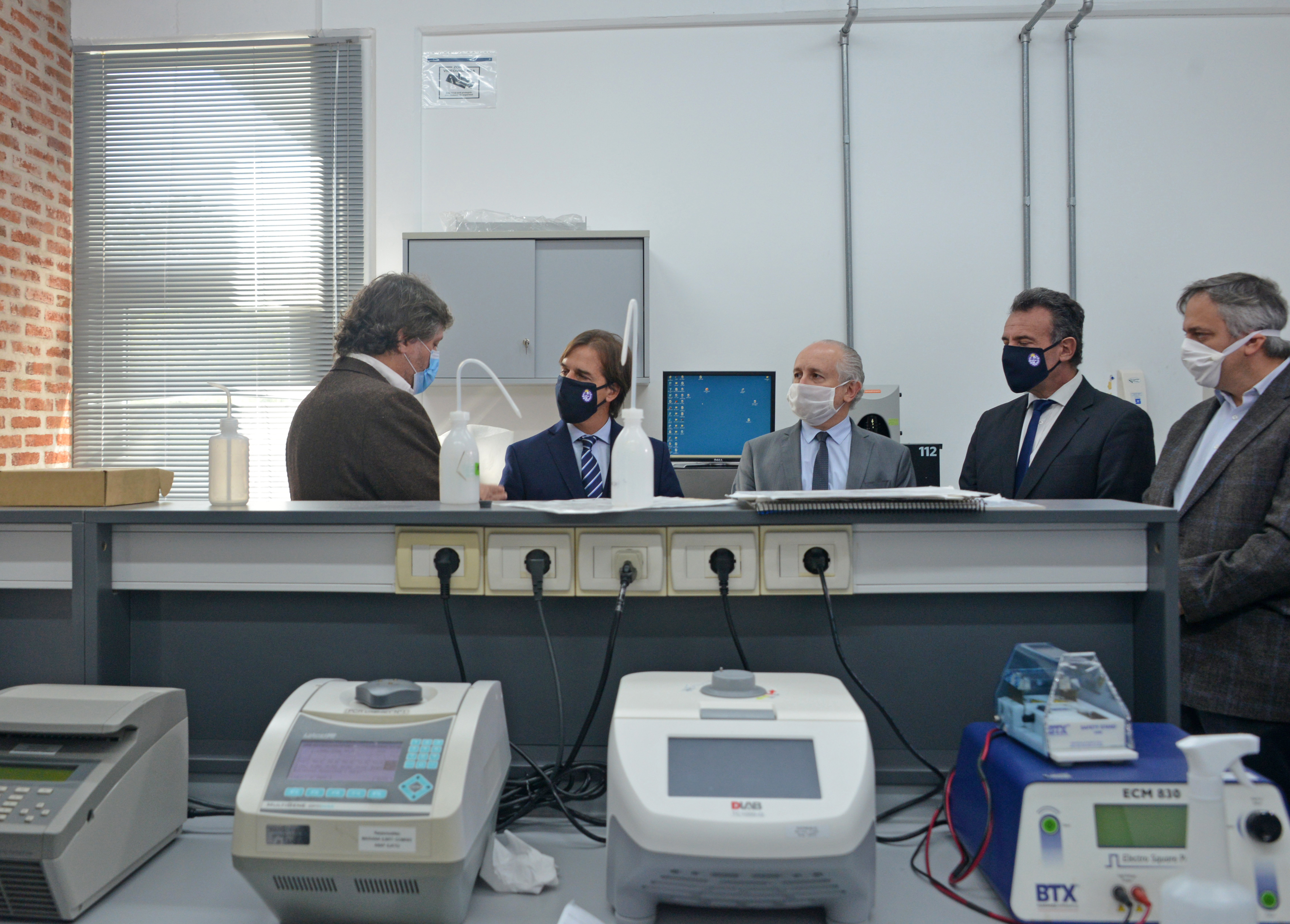 Presidente, Luis Lacalle Pou, visita Instituto Pasteur, donde se presentaron kits de diagnóstico de COVID-19