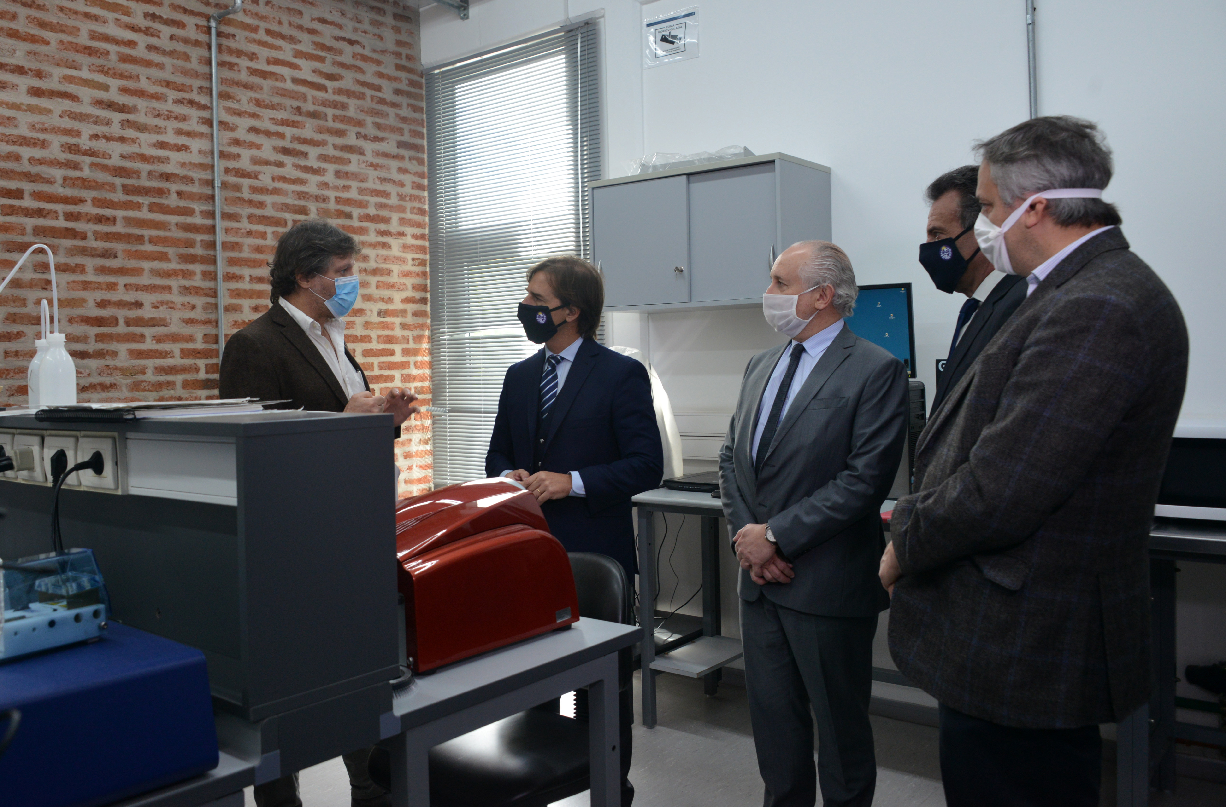 Presidente, Luis Lacalle Pou, visita Instituto Pasteur, donde se presentaron kits de diagnóstico de COVID-19