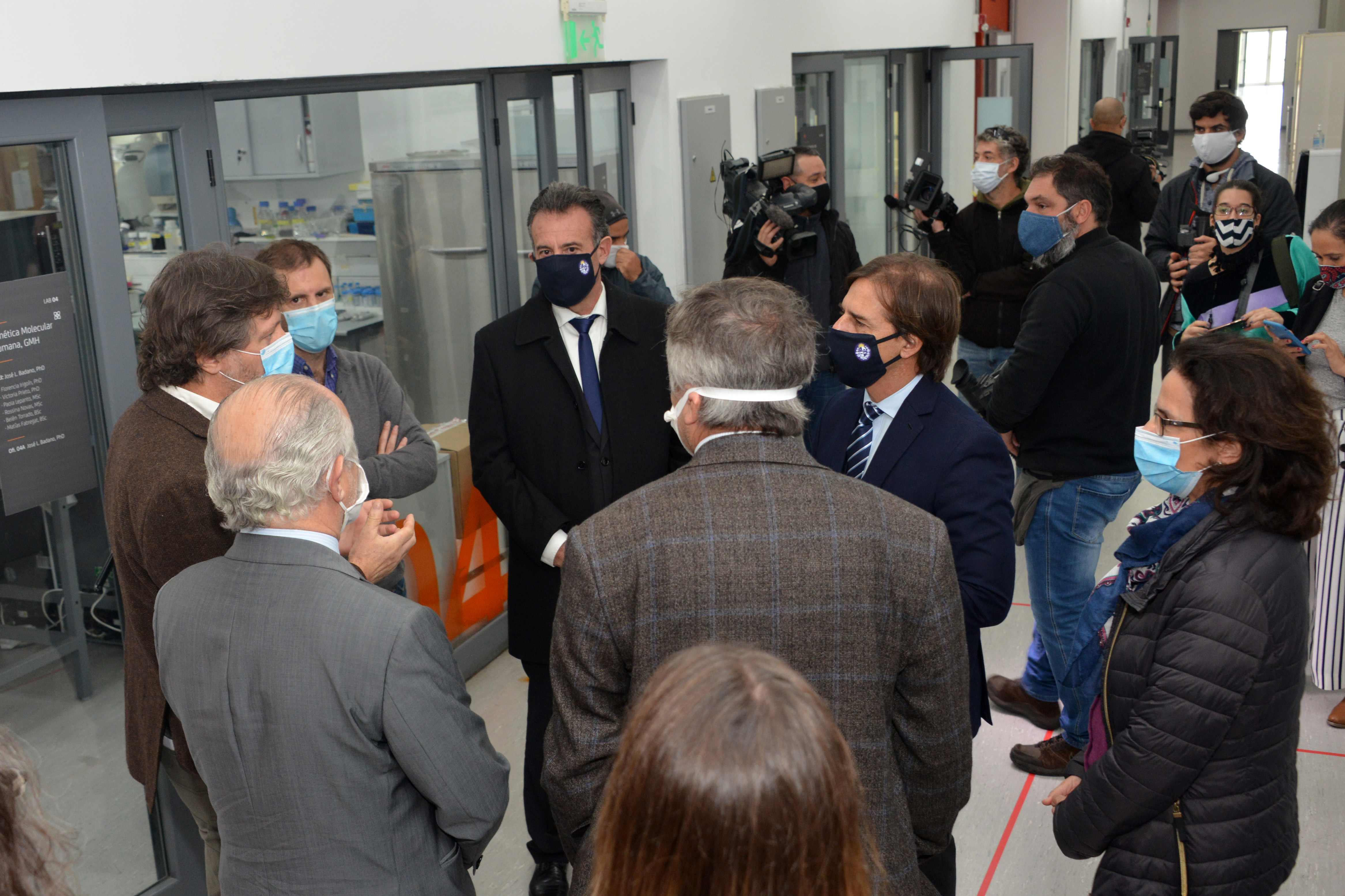 Presidente, Luis Lacalle Pou, visita Instituto Pasteur, donde se presentaron kits de diagnóstico de COVID-19