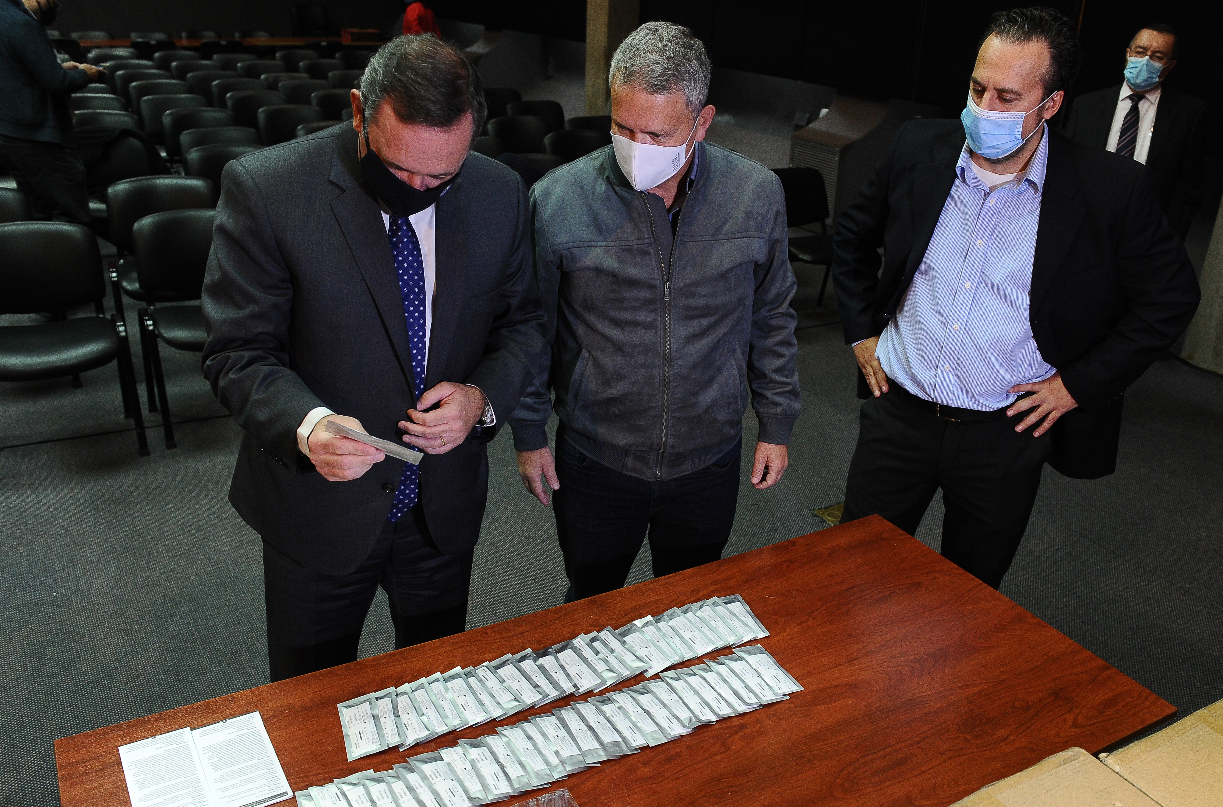 Donación de 18.000 kits de diagnóstico y 20.000 mascarillas por parte del grupo empresarial Nos Cuidamos entre Todos