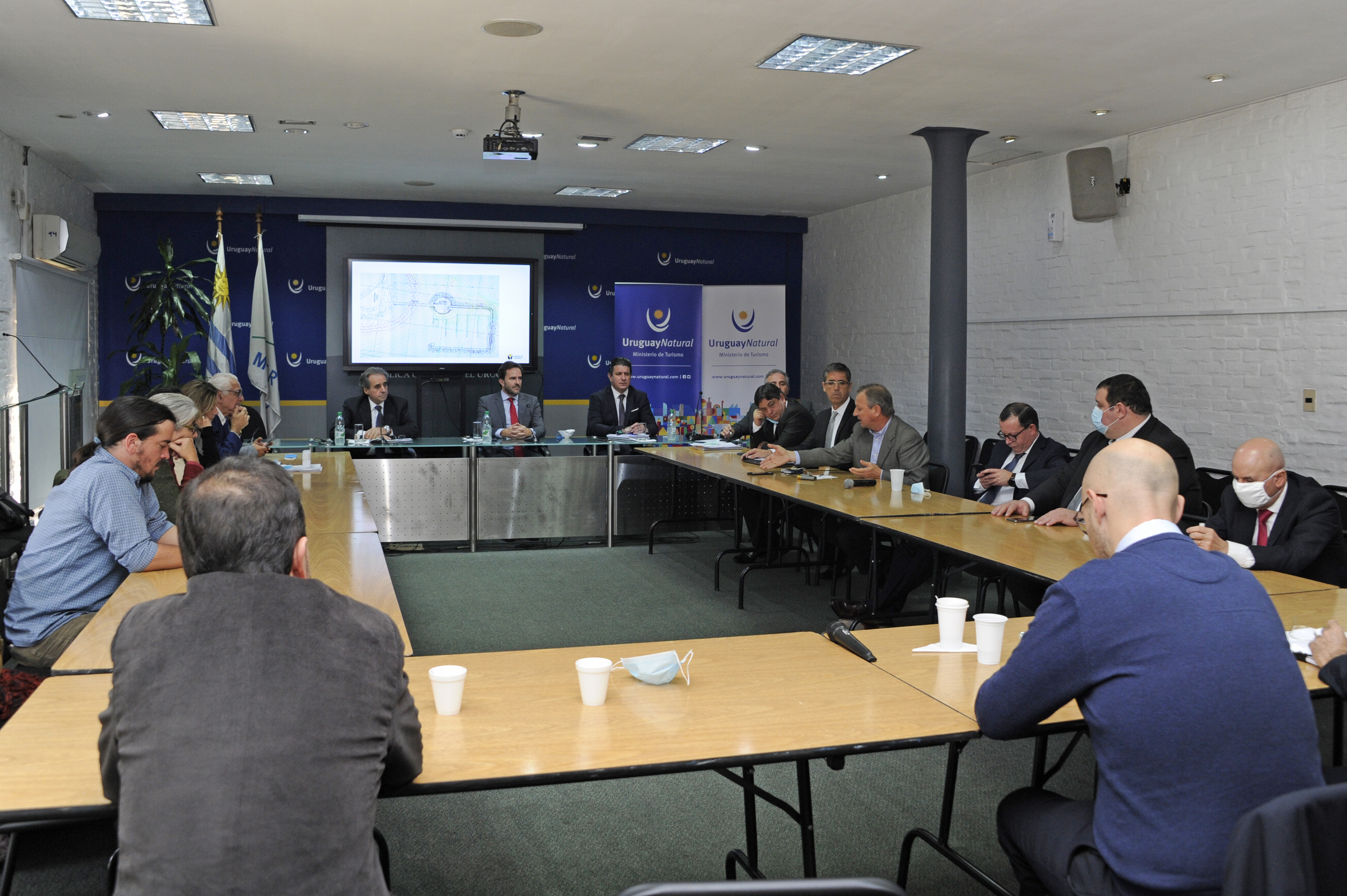 Reunión entre autoridades de los ministerios de Turismo y de Transporte y Obras Públicas con legisladores del departamento de Canelones