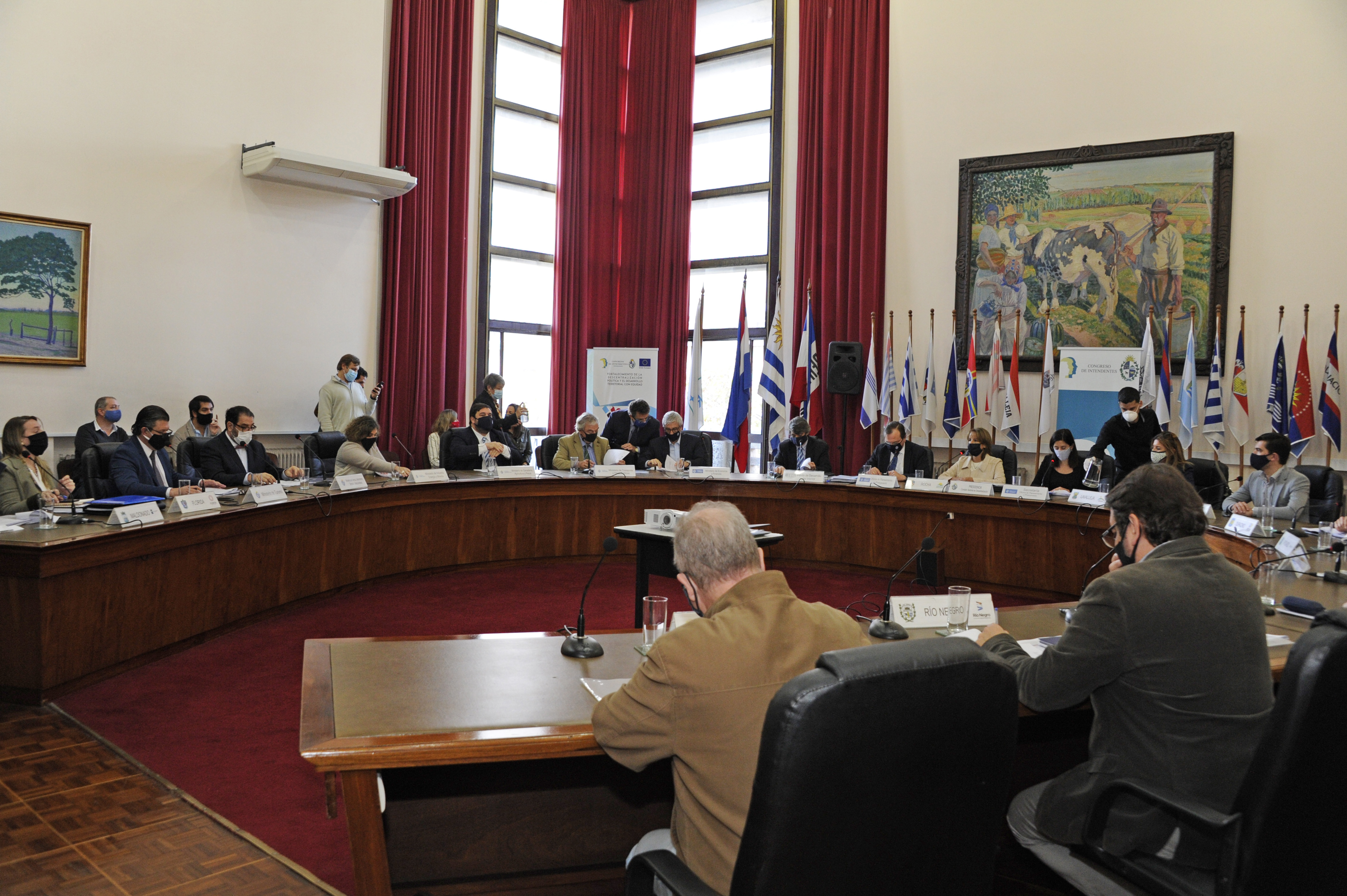 Primera reunión presencial de la comisión sectorial entre el Congreso de Intendentes y representantes del Poder Ejecutivo