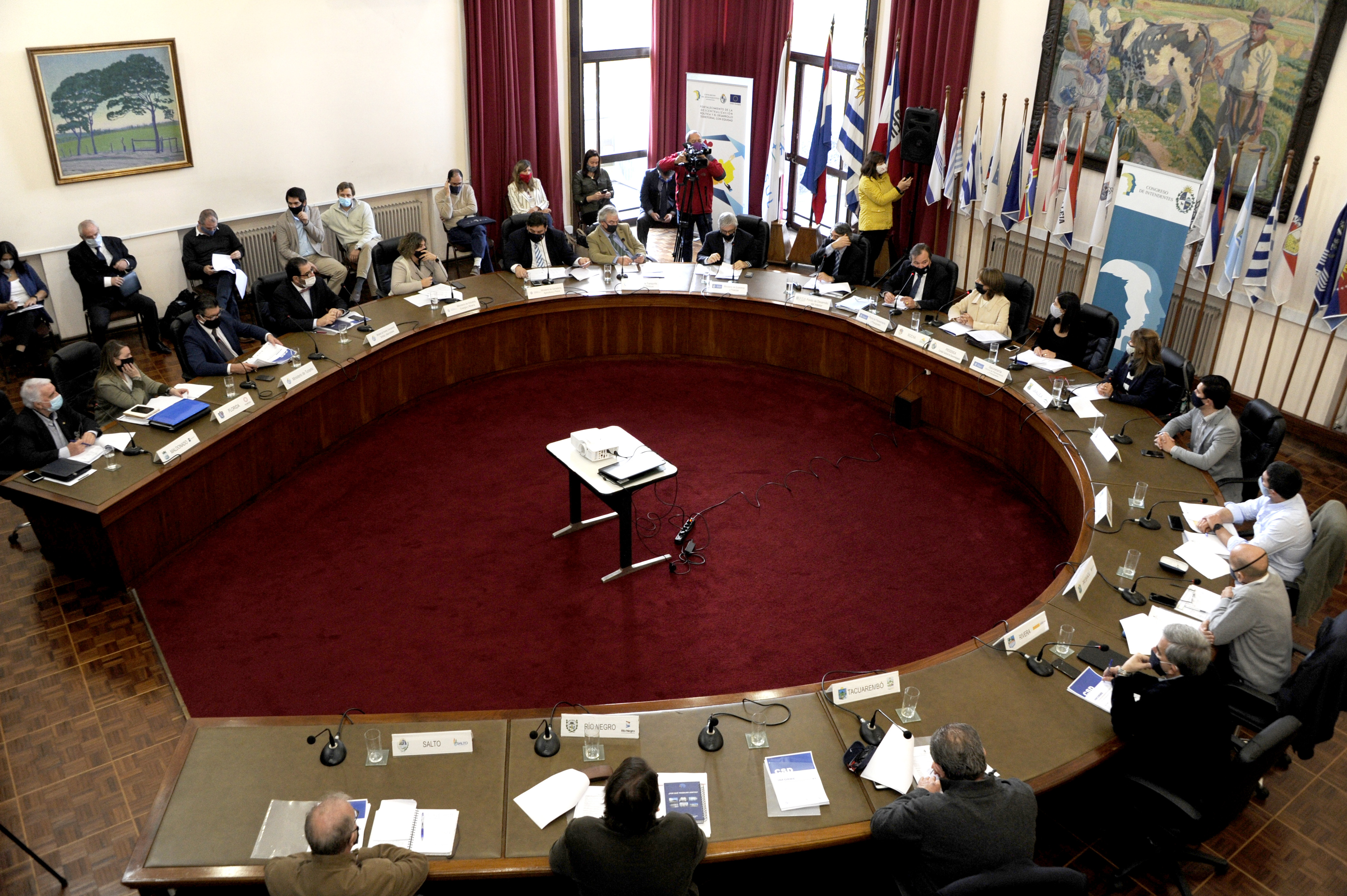 Primera reunión presencial de la comisión sectorial entre el Congreso de Intendentes y representantes del Poder Ejecutivo
