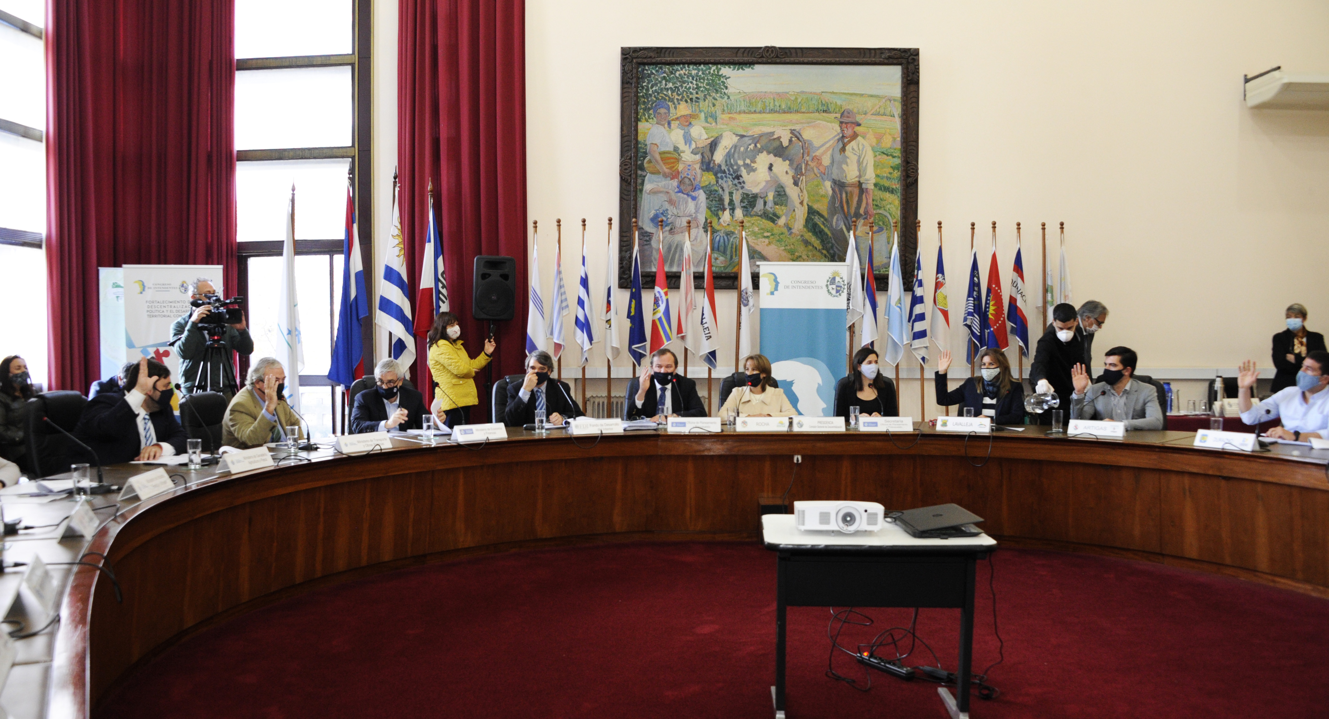 Primera reunión presencial de la comisión sectorial entre el Congreso de Intendentes y representantes del Poder Ejecutivo