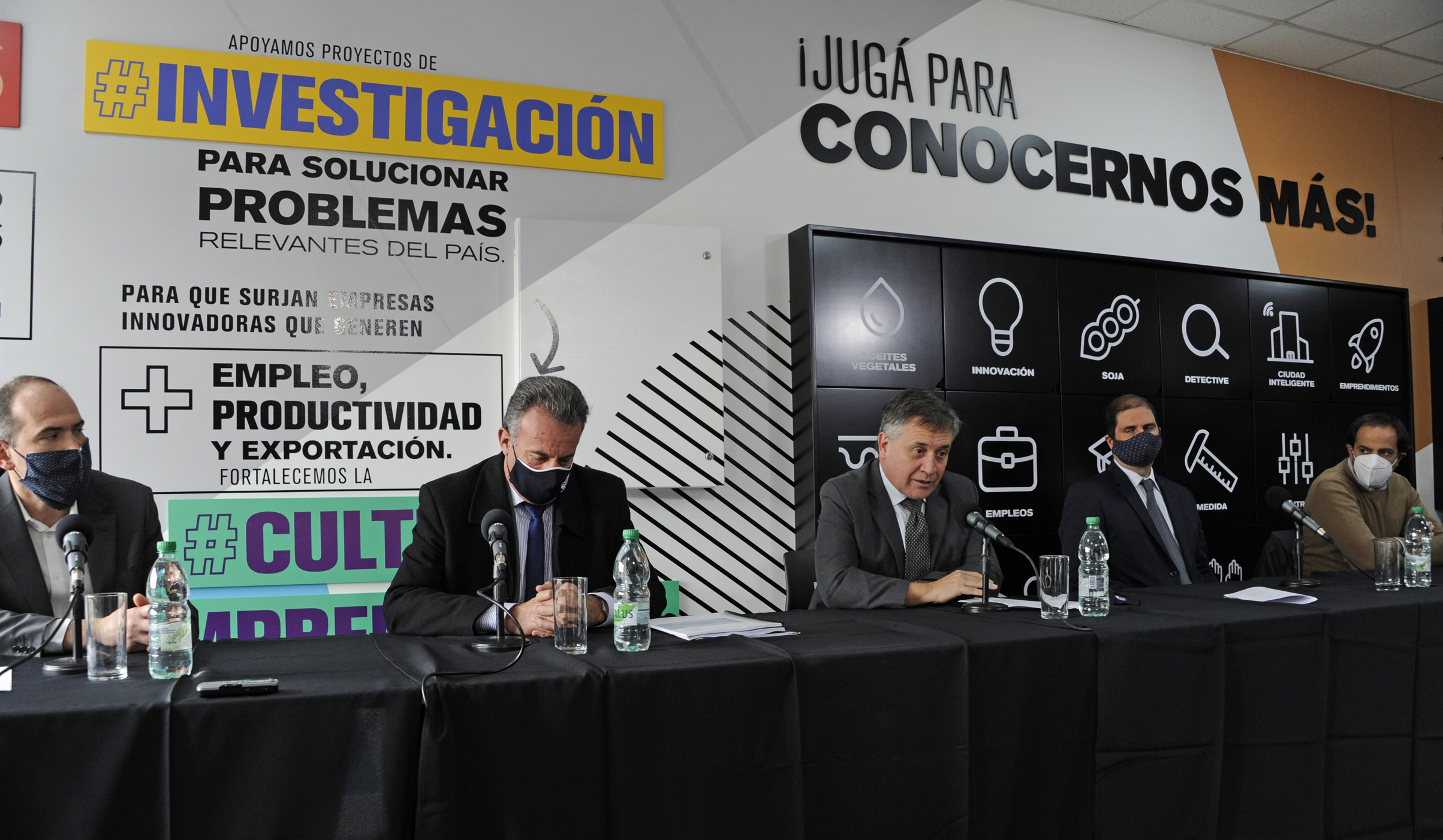 Ministros de Industria, Omar Paganini, y de Salud Pública, Daniel Salinas, encabezaron presentación de respiradores para pacientes con COVID-19