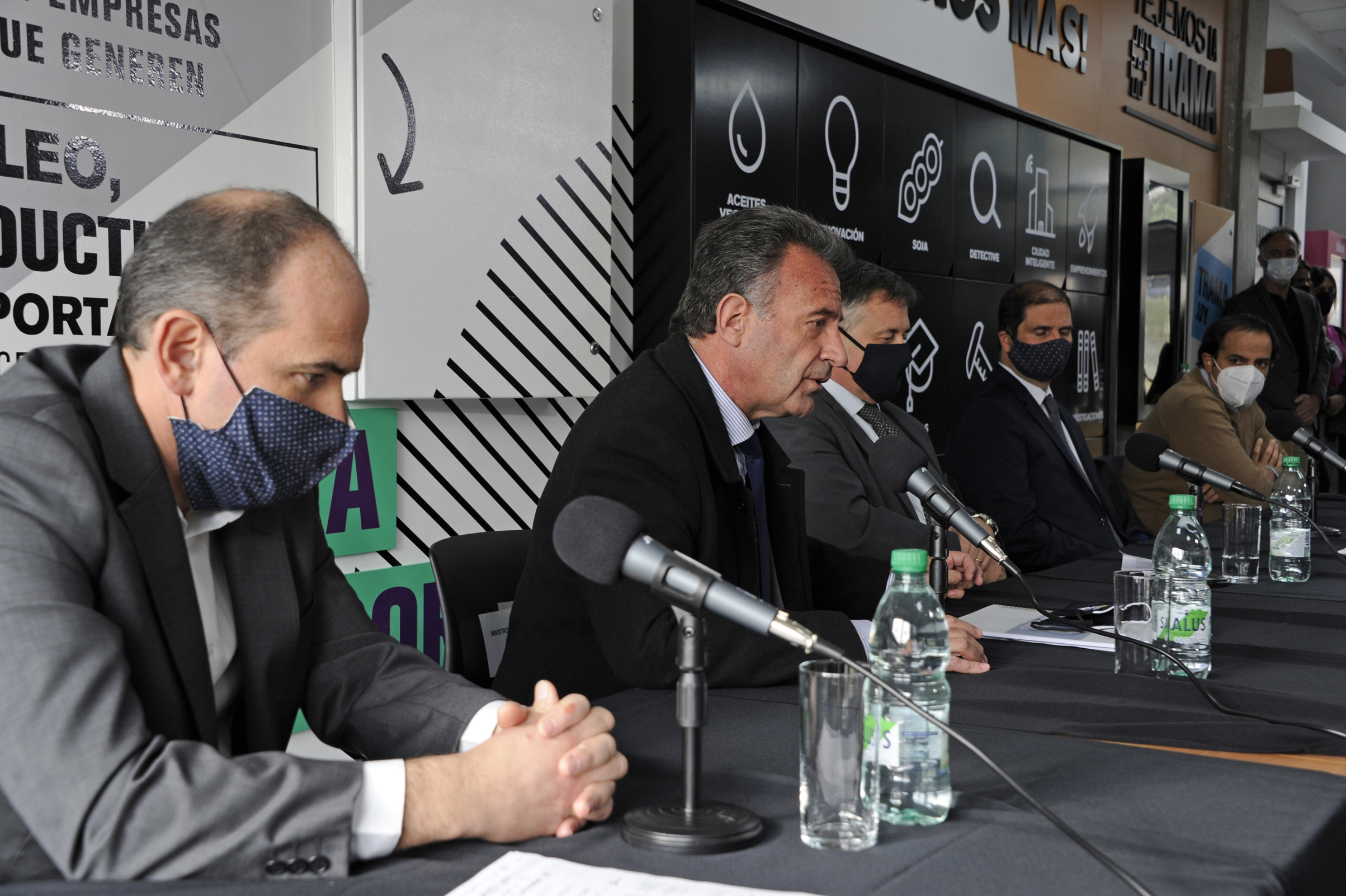 Ministros de Industria, Omar Paganini, y de Salud Pública, Daniel Salinas, encabezaron presentación de respiradores para pacientes con COVID-19