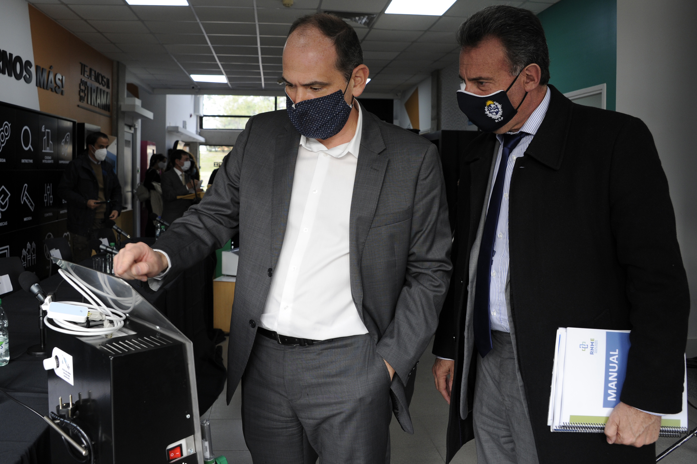 Ministros de Industria, Omar Paganini, y de Salud Pública, Daniel Salinas, encabezaron presentación de respiradores para pacientes con COVID-19