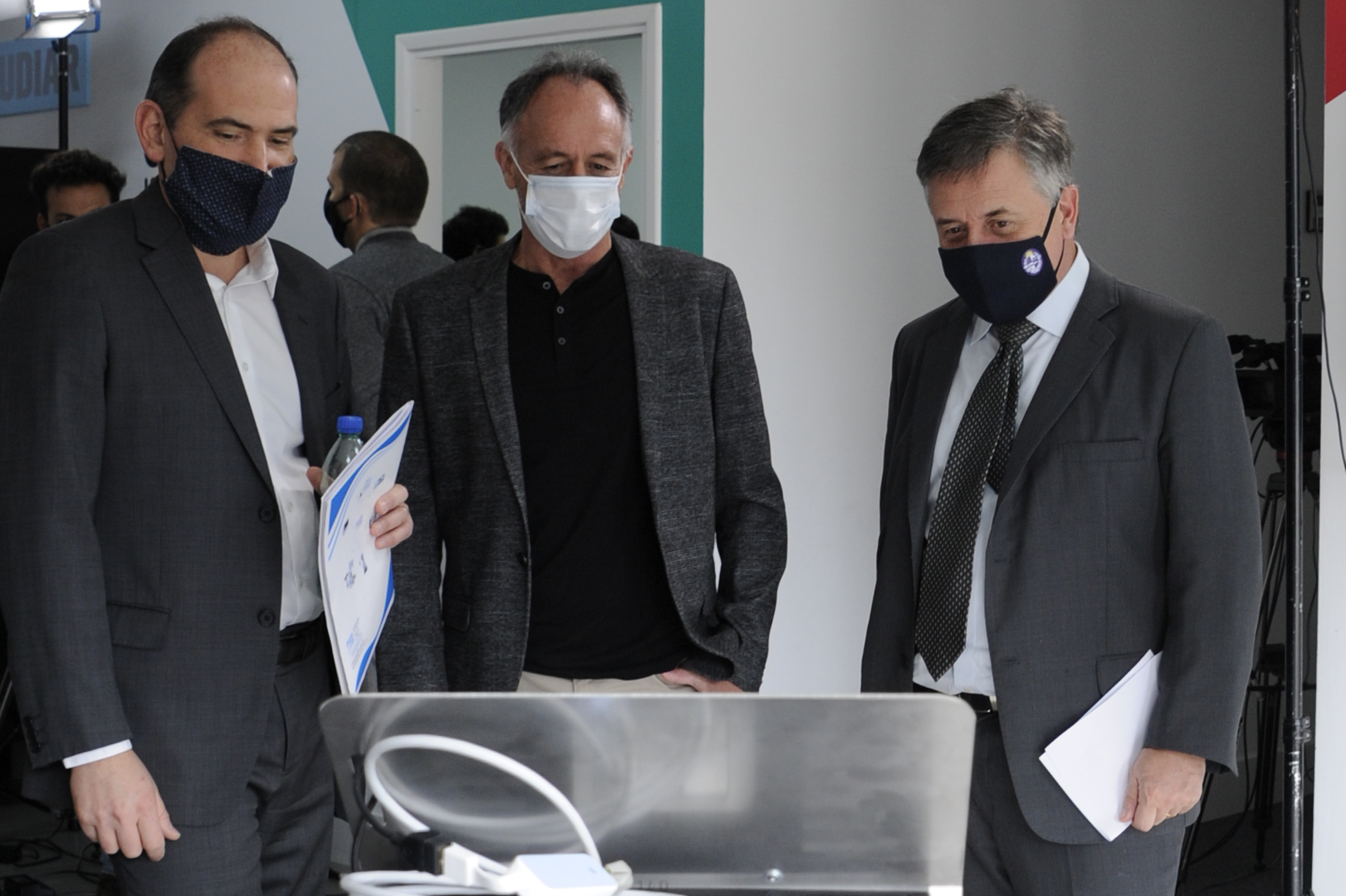 Ministros de Industria, Omar Paganini, y de Salud Pública, Daniel Salinas, encabezaron presentación de respiradores para pacientes con COVID-19