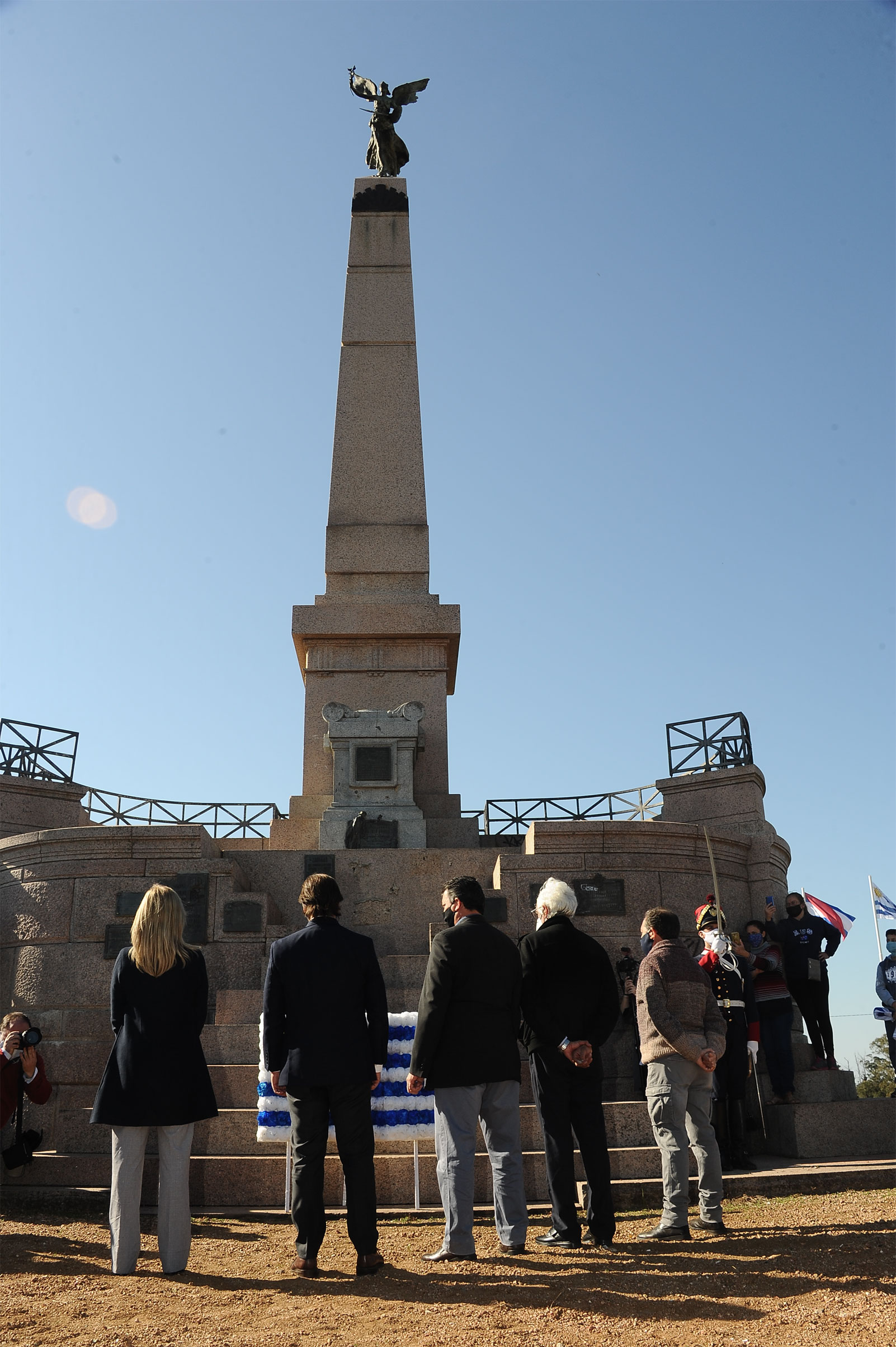 Presidente Luis Lacalle Pou, encabezó entrega de ofrenda floral por 209.° aniversario de Batalla de Las Piedras, en el lugar histórico de los hechos