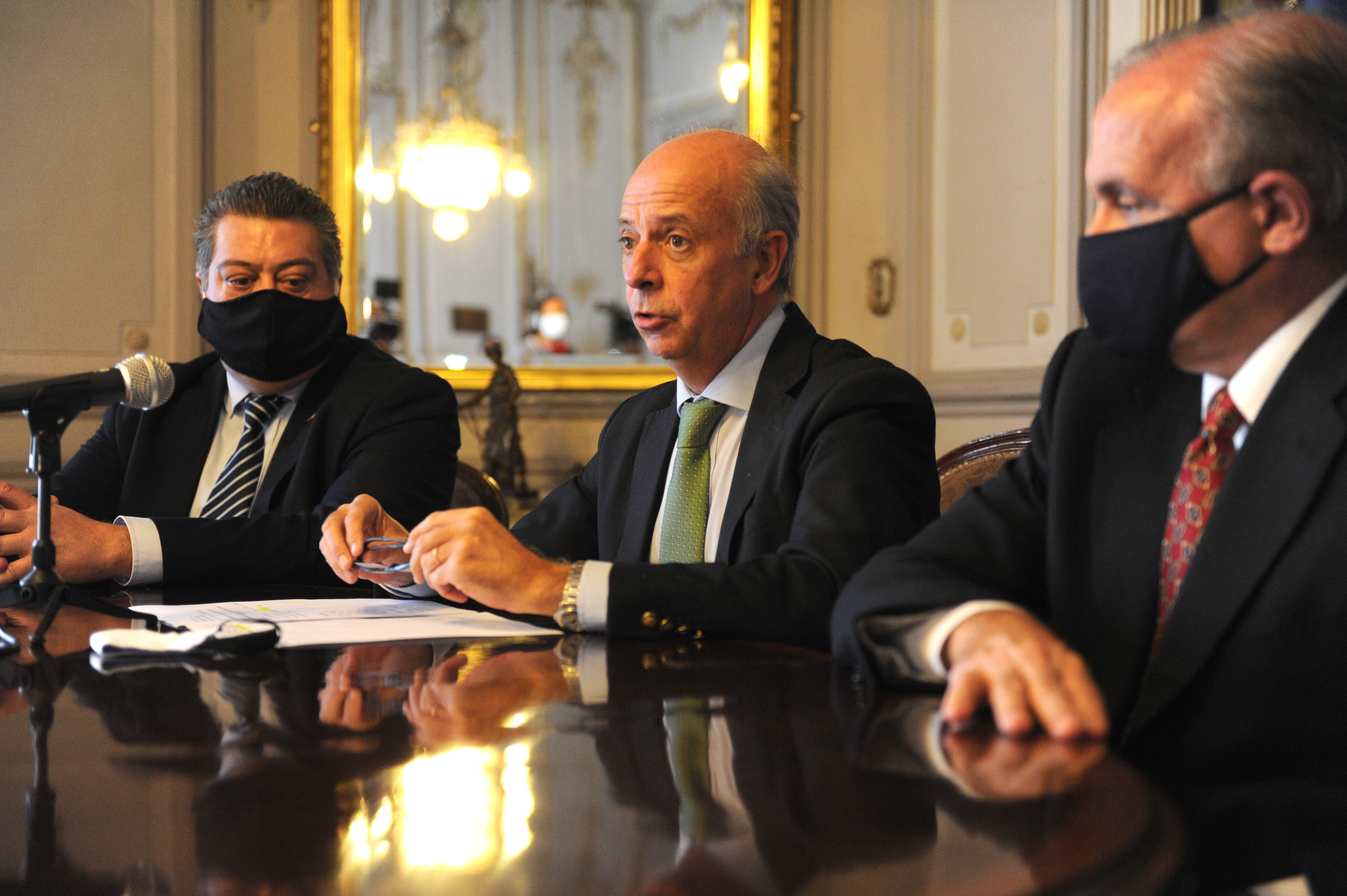 Ministro de Defensa Nacional, Javier García, anunció subasta del avión presidencial