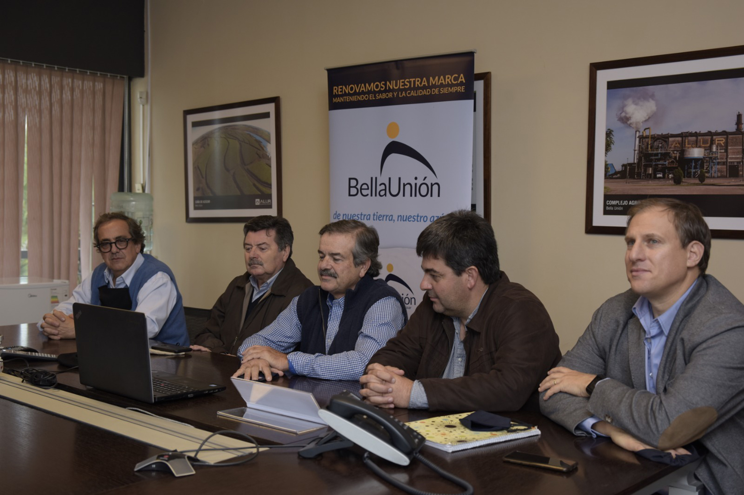 Autoridades durante la videoconferencia de prensa desde la planta de Alcoholes del Uruguay (ALUR)