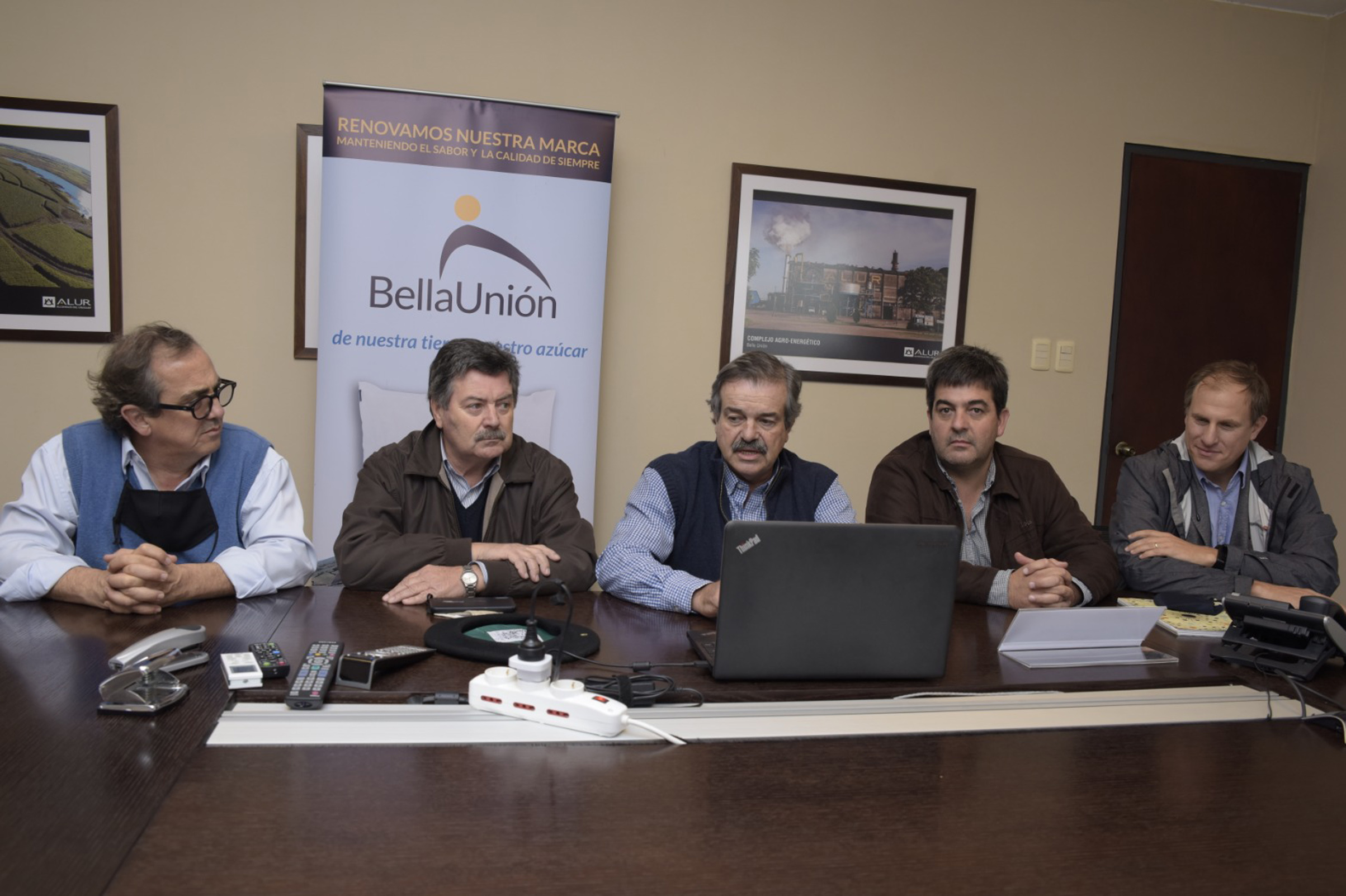 Autoridades durante la videoconferencia de prensa desde la planta de Alcoholes del Uruguay (ALUR)