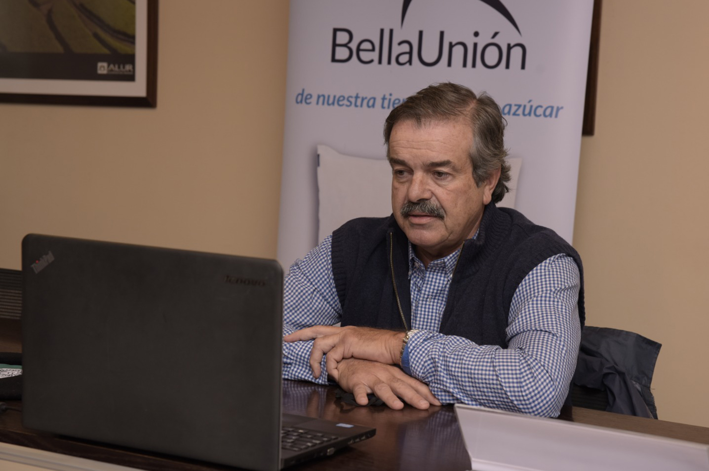 Ministro de Ganadería, Carlos María Uriarte, durante la videoconferencia de prensa desde la planta de Alcoholes del Uruguay (ALUR)