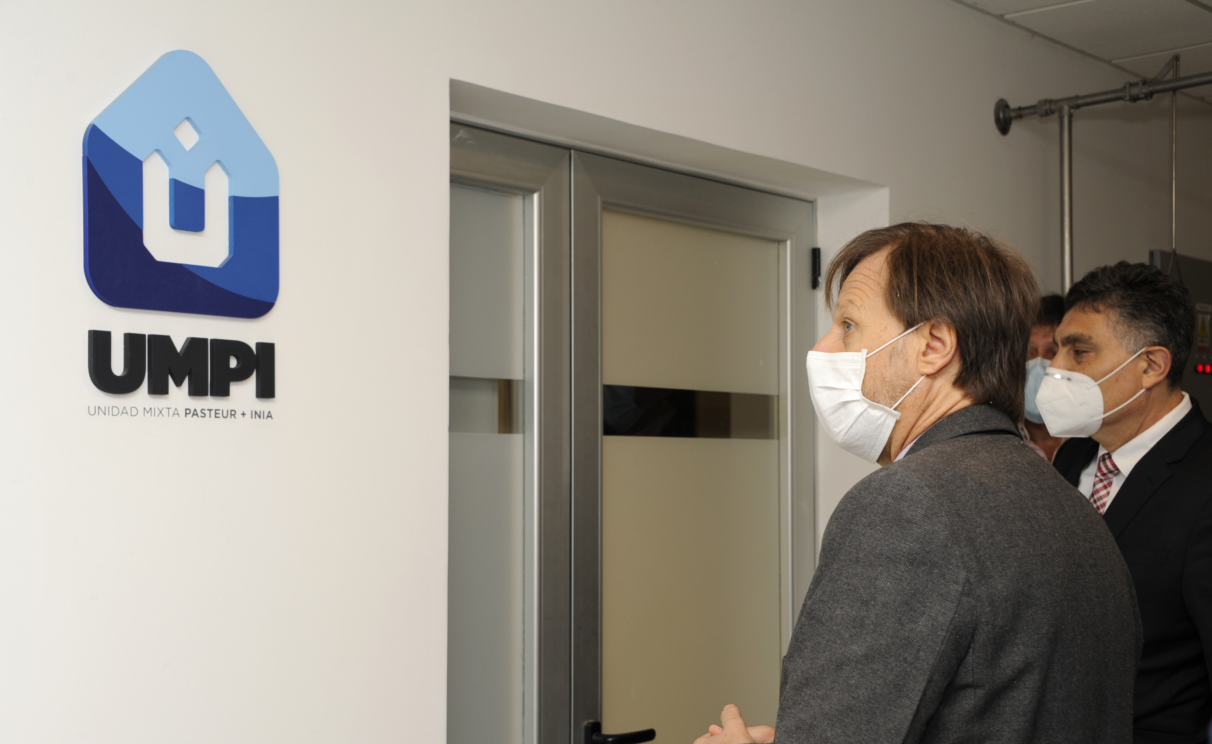 Director de OPP, Isaac Alfie, visitó instalaciones de Instituto Pasteur
