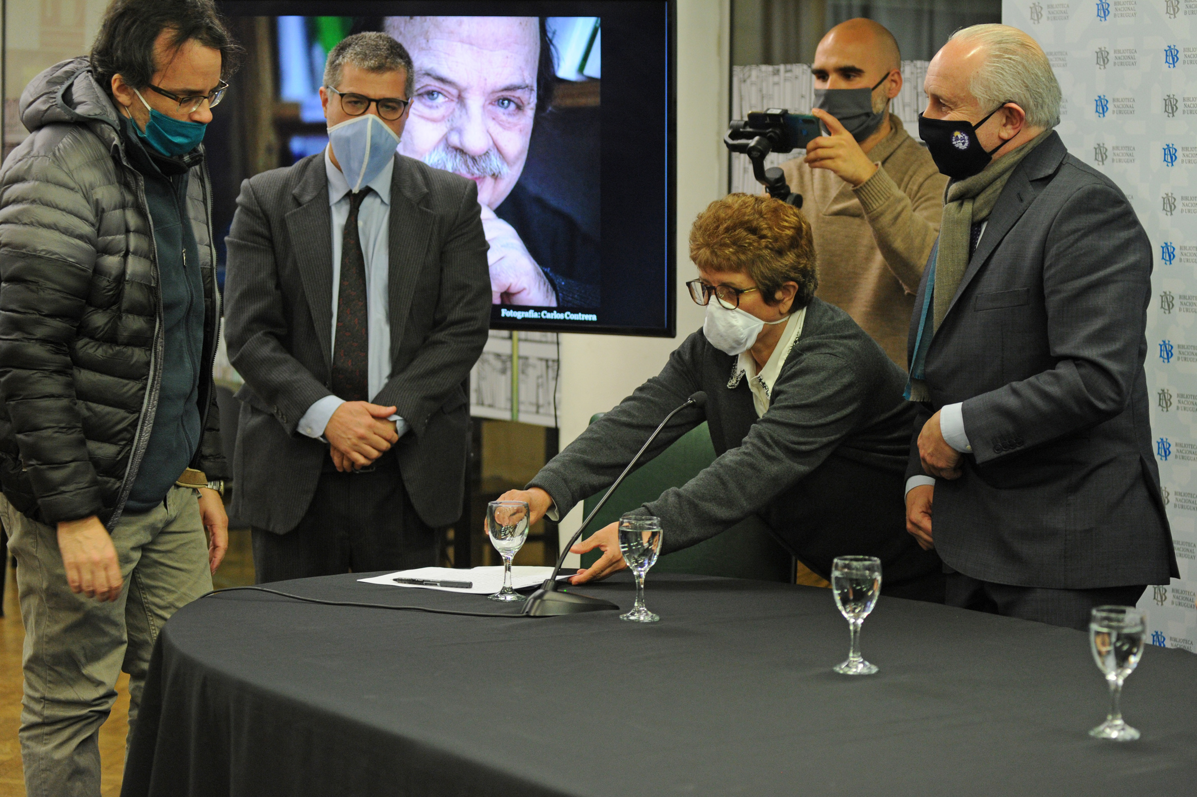Acto de recepción de libros y documentos donados pertenecientes al escritor uruguayo Tomás de Mattos
