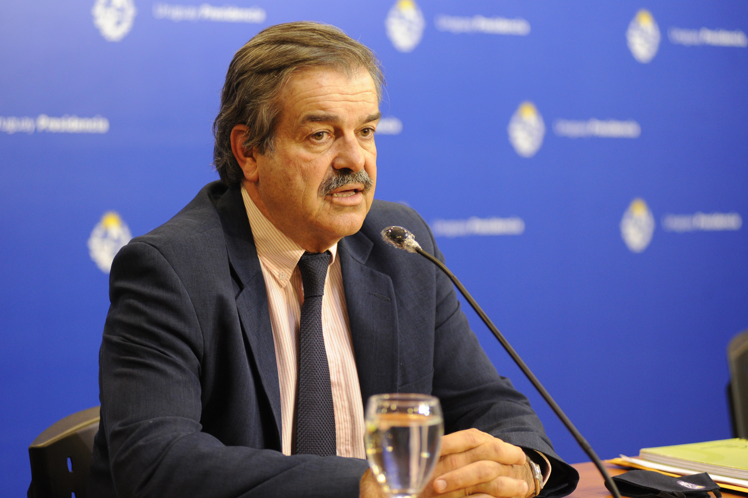 Ministro de Ganadería, Carlos María Uriarte, en conferencia de prensa