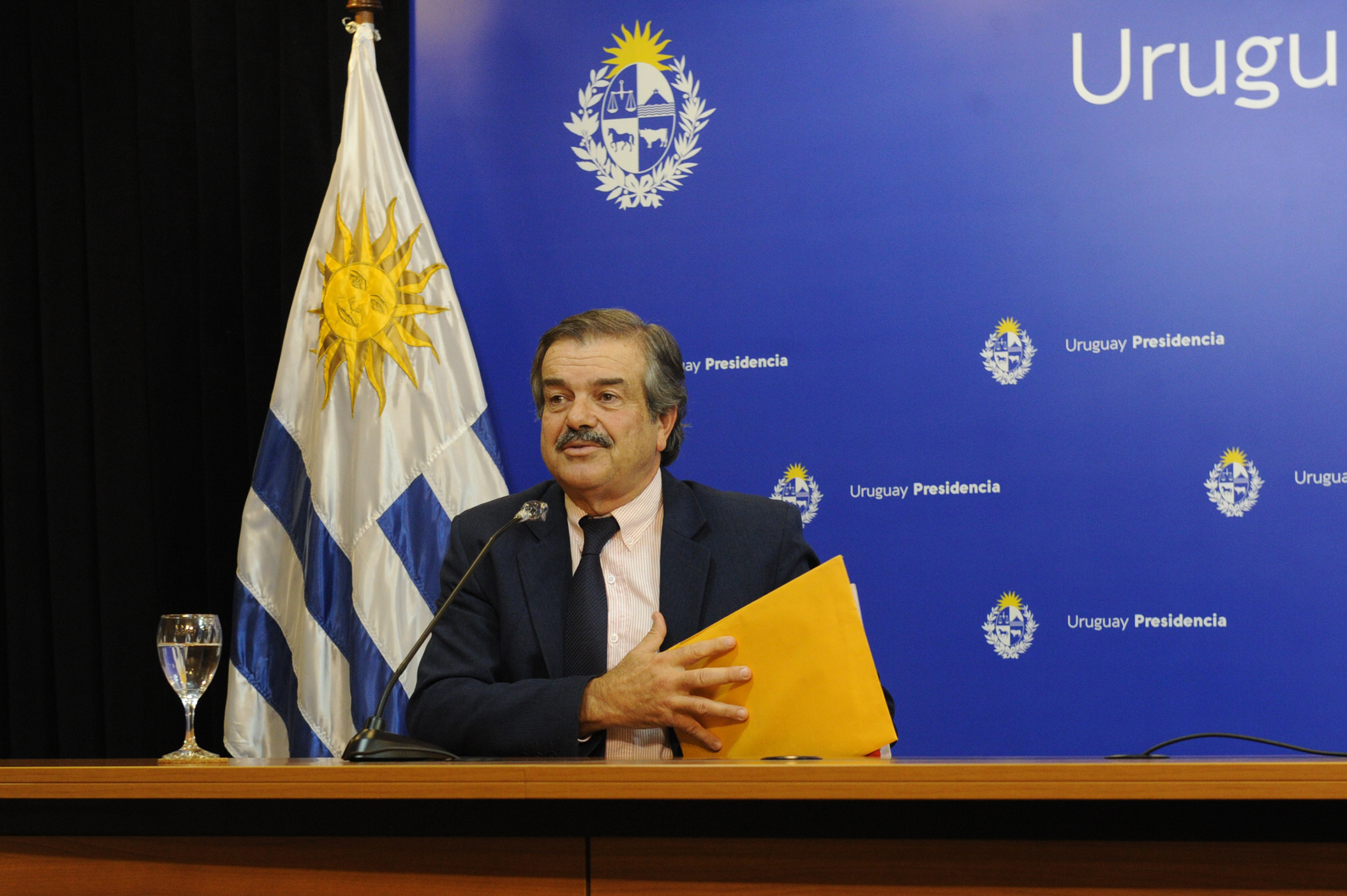 Ministro de Ganadería, Carlos María Uriarte, en conferencia de prensa