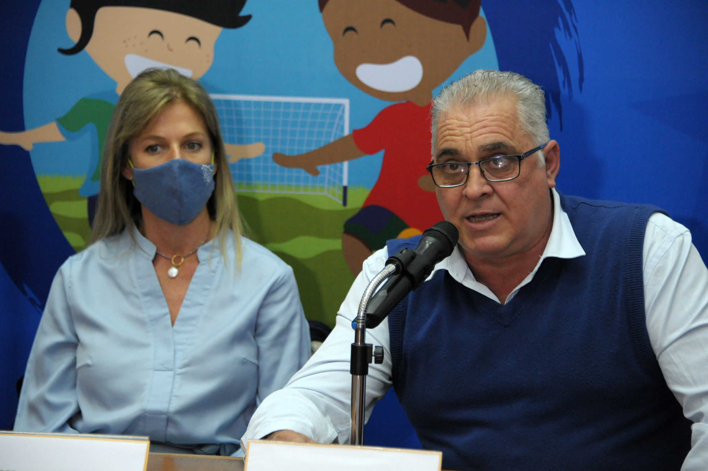 Eduardo Mosegui, presidente de ONFI, haciendo uso de la palabra