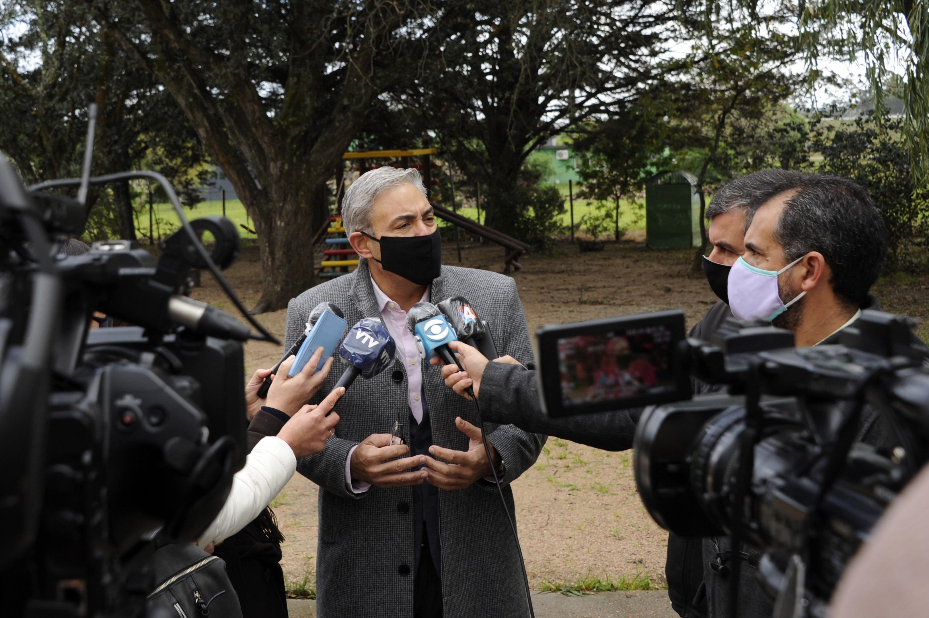 Presidente del Consejo Directivo Central de ANEP, Robert Silva, dialoga con la prensa