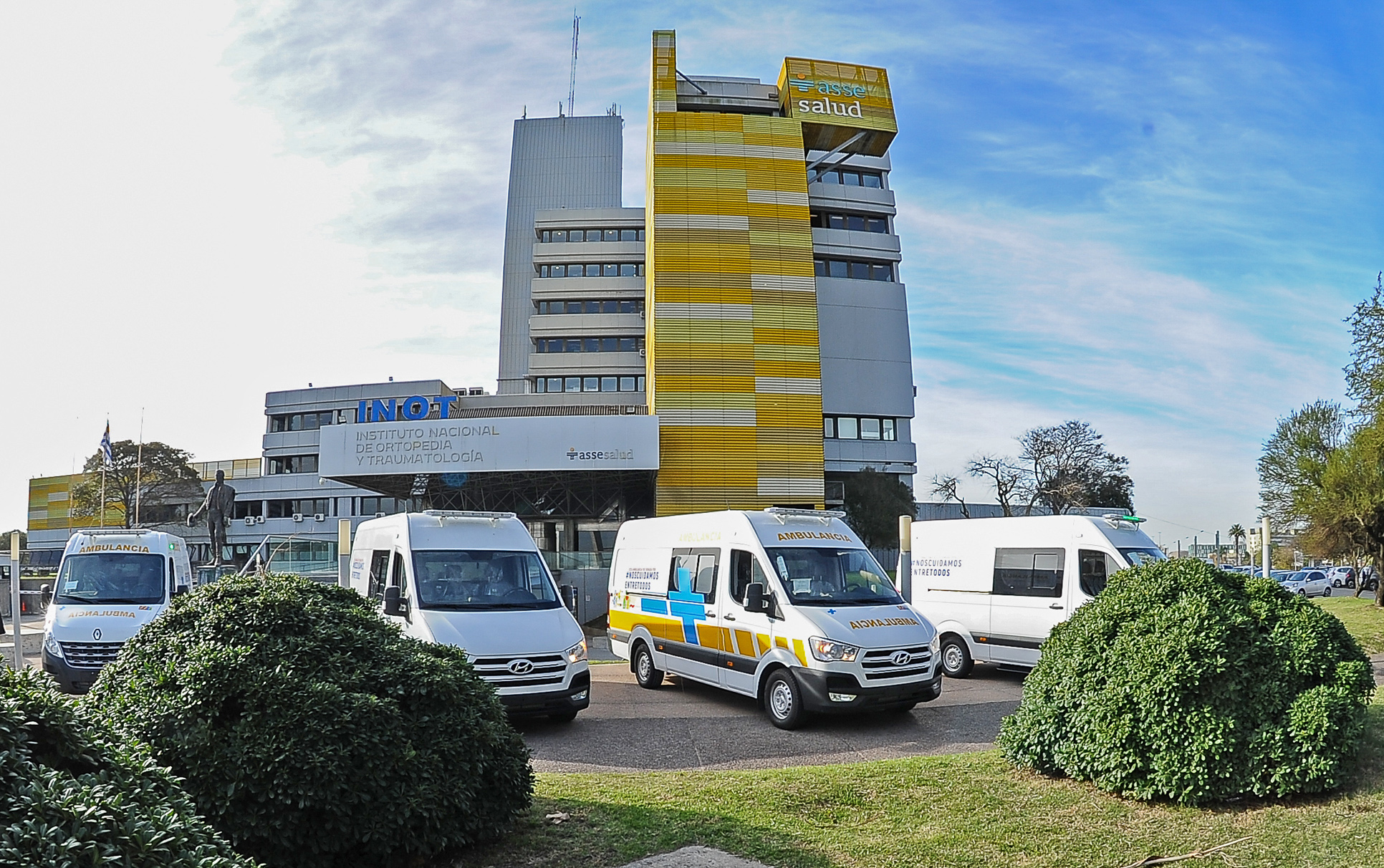 Ambulancias donadas a Administración de Servicios de Salud del Estado (ASSE)