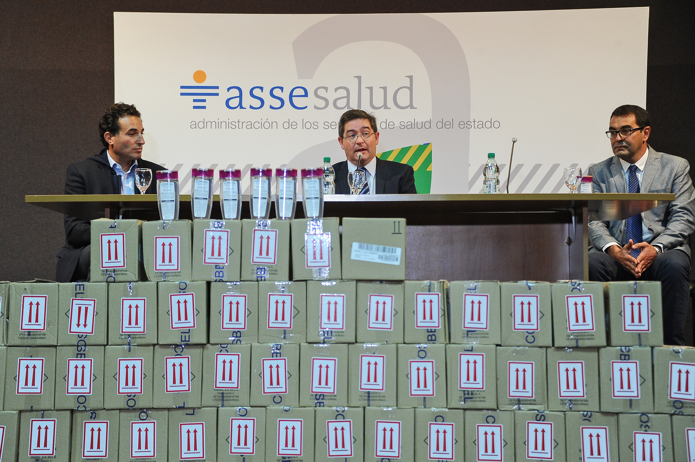 Presidente de ASSE, Leonardo Cipriani, hace uso de la palabra durante entrega de donaciones del grupo Nos Cuidamos entre Todos