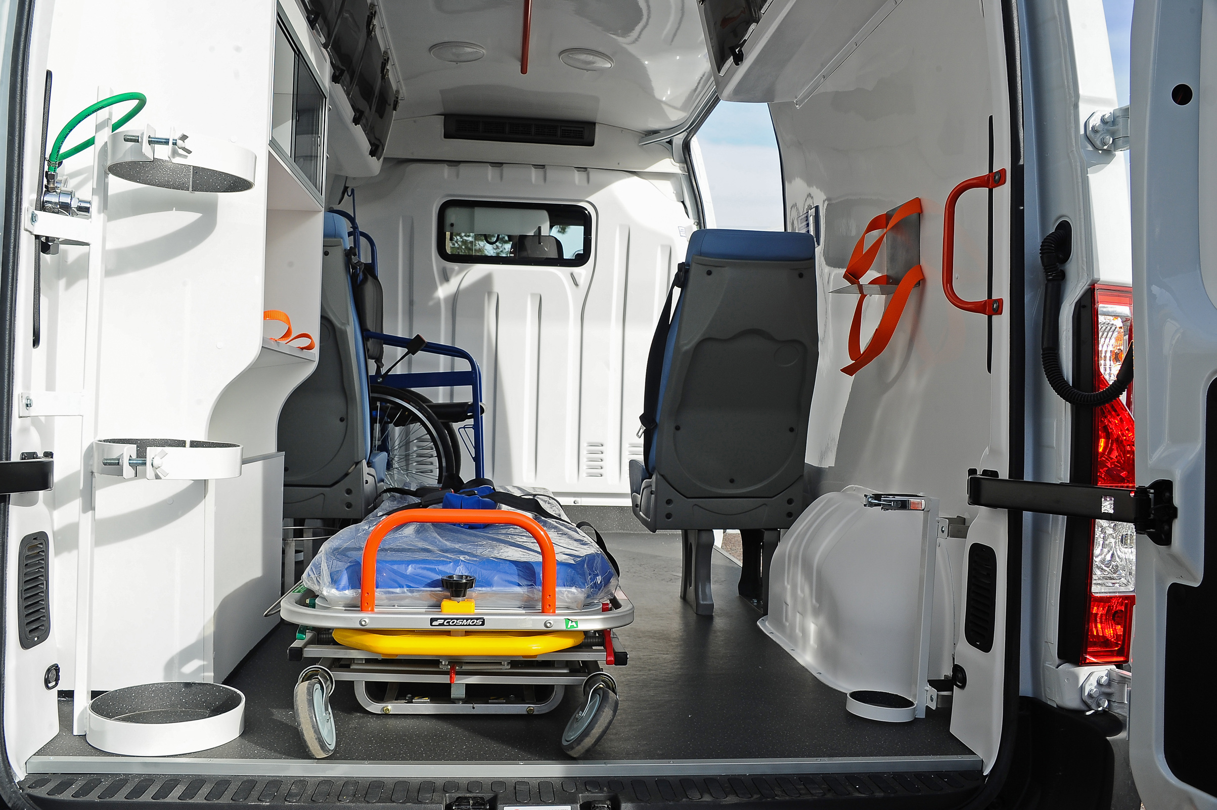 Ambulancias donadas a Administración de Servicios de Salud del Estado (ASSE) por grupo Nos Cuidamos entre Todos