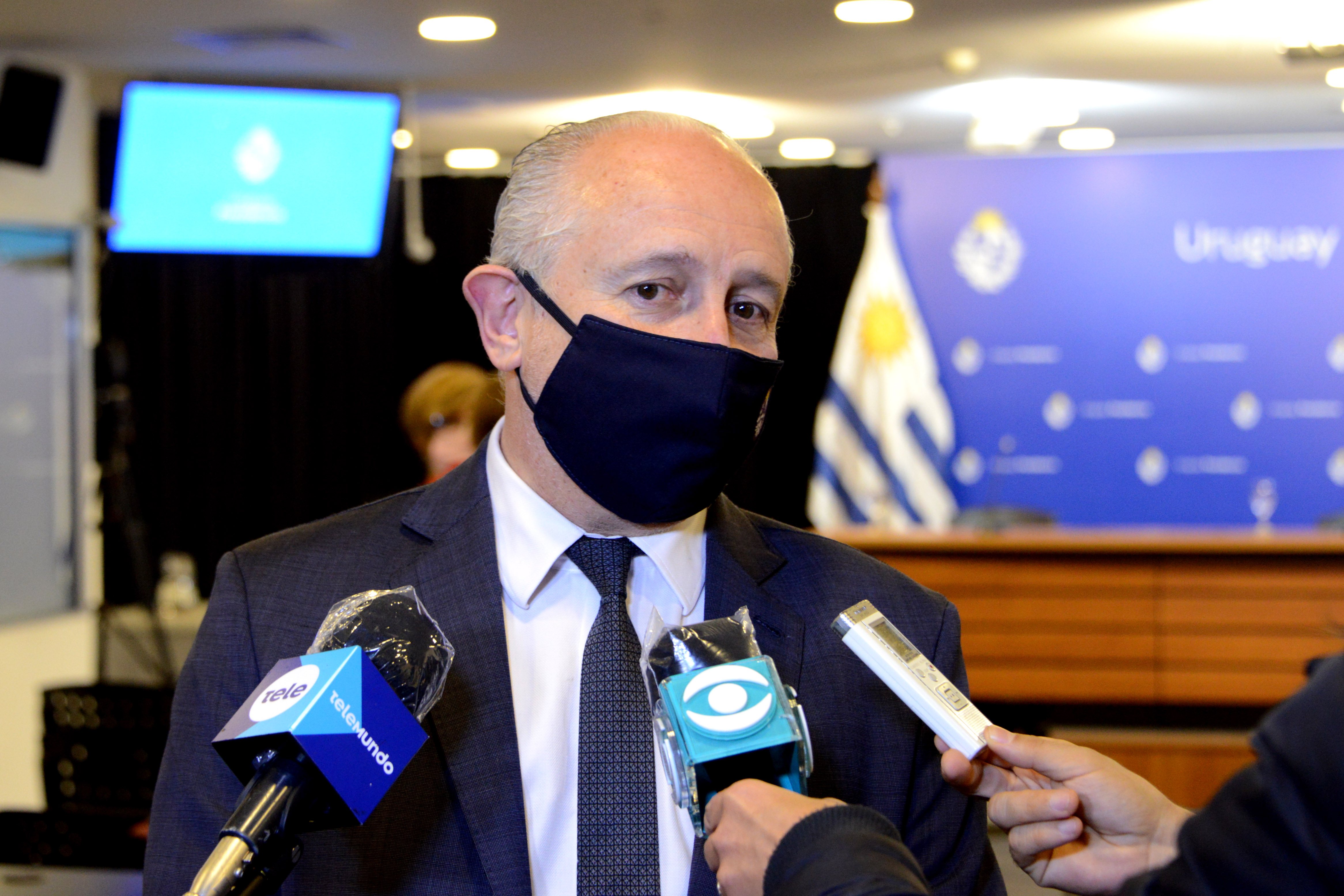 Ministro de Educación, Pablo da Silveira, dilaoga con la prensa