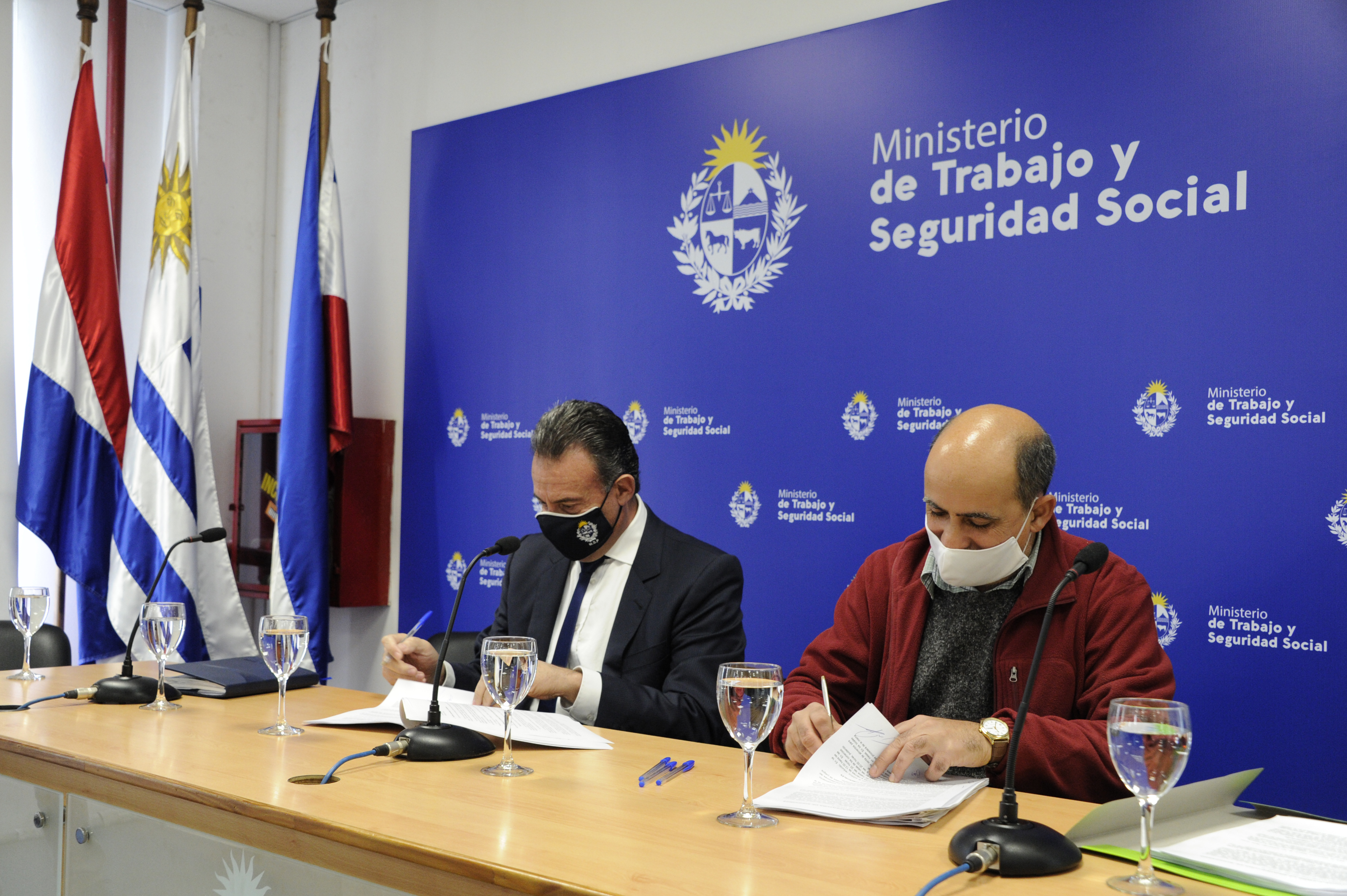 Autoridades durante acto de firma de protocolo sanitario para reapertura de shopping centers