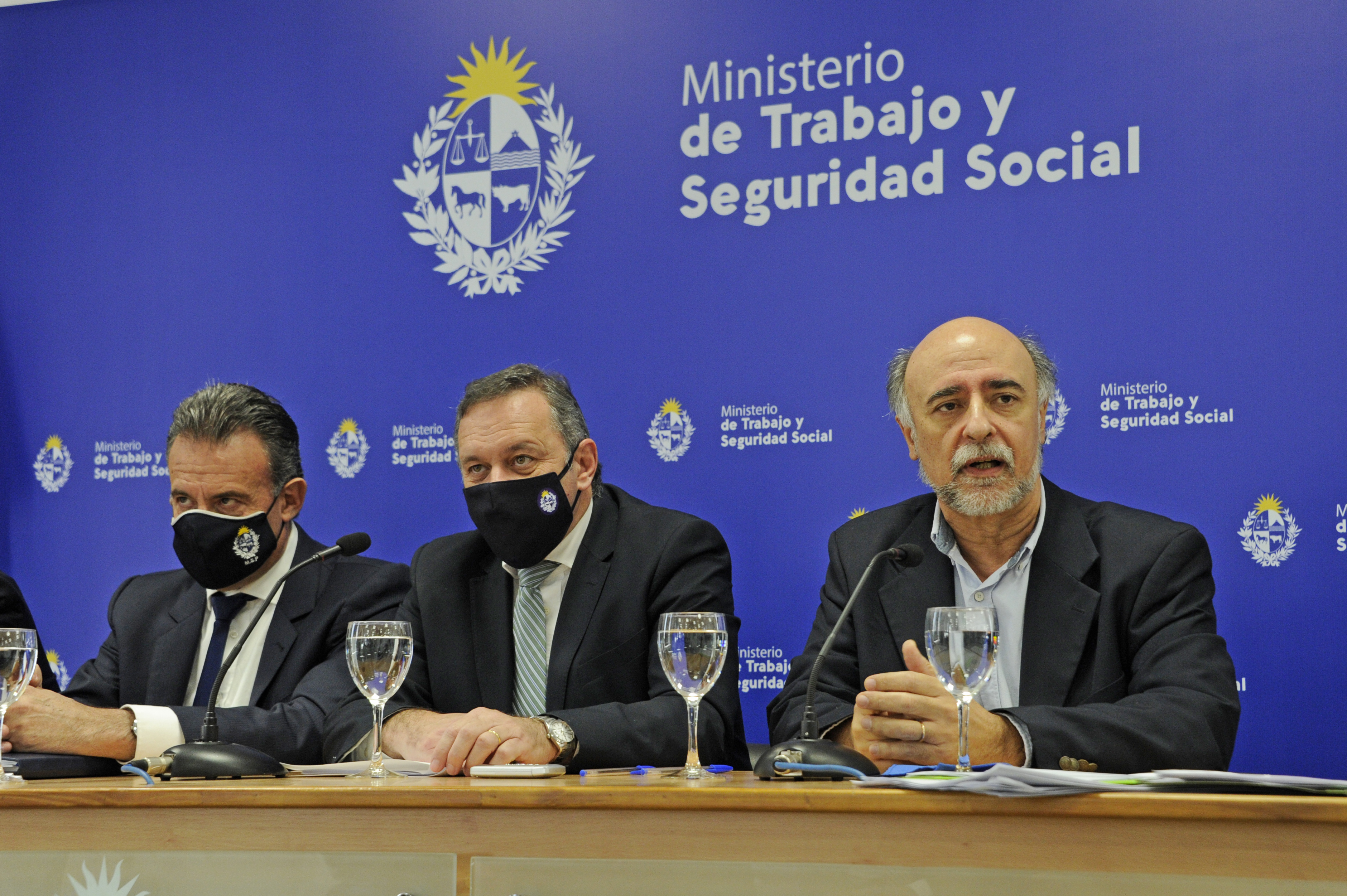 Ministro de Trabajo, Pablo Mieres, hace uso de la palabra durante firma de protocolo sanitario para reapertura de shopping centers