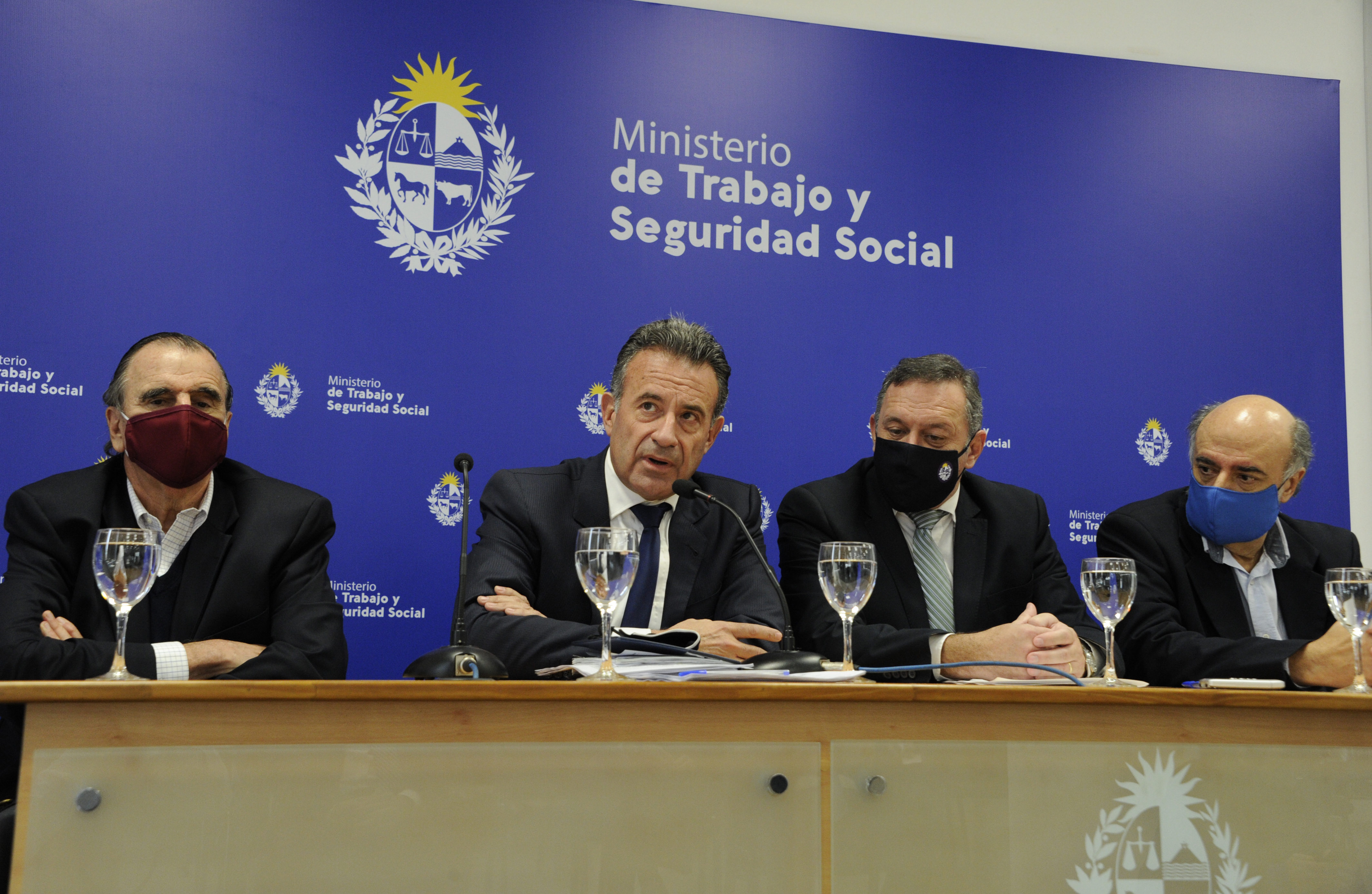 Ministro de Salud Pública, Daniel Salinas, hace uso de la palabra durante firma de protocolo sanitario para reapertura de shopping centers